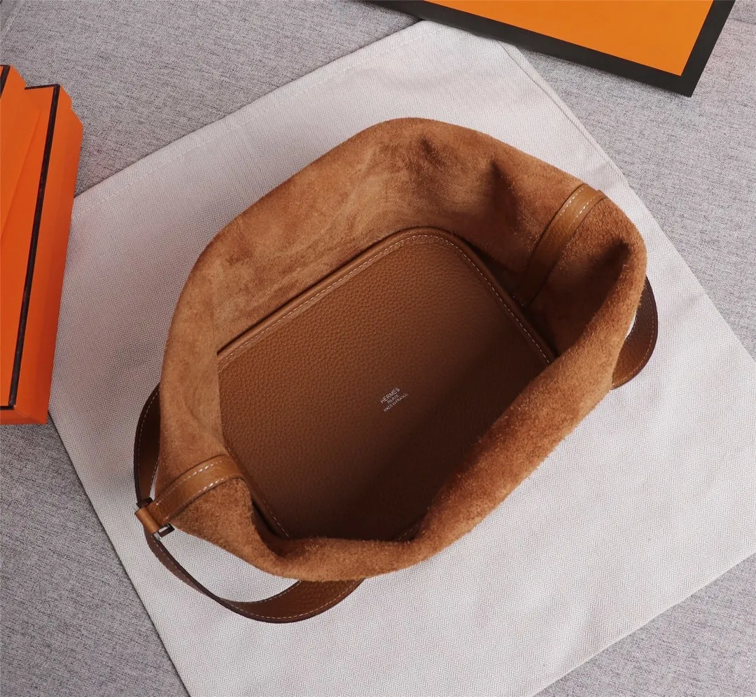 All Categories Official Website "Brand Women's Bags" Women's Bags 💙 Hermes 2022 official new Hermes women's hand-carrying cross-body dual-use bag wholesale Large size 58002300 Small size 58002150 High quality Size: Large size 22CM Small size 18CM