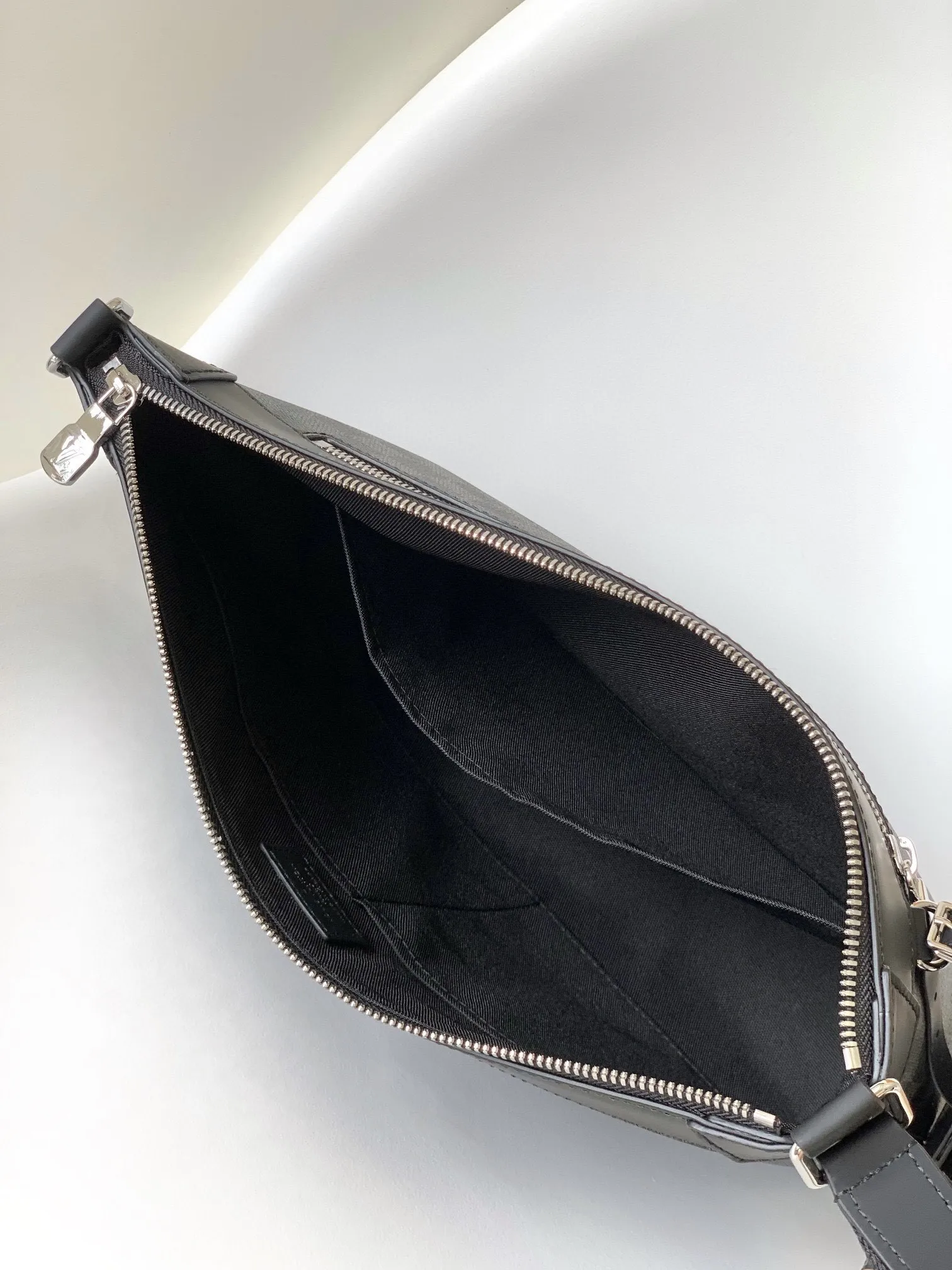 All categories 💚 Top version men’s bags 💚 LV 2025 new LV crossbody bag