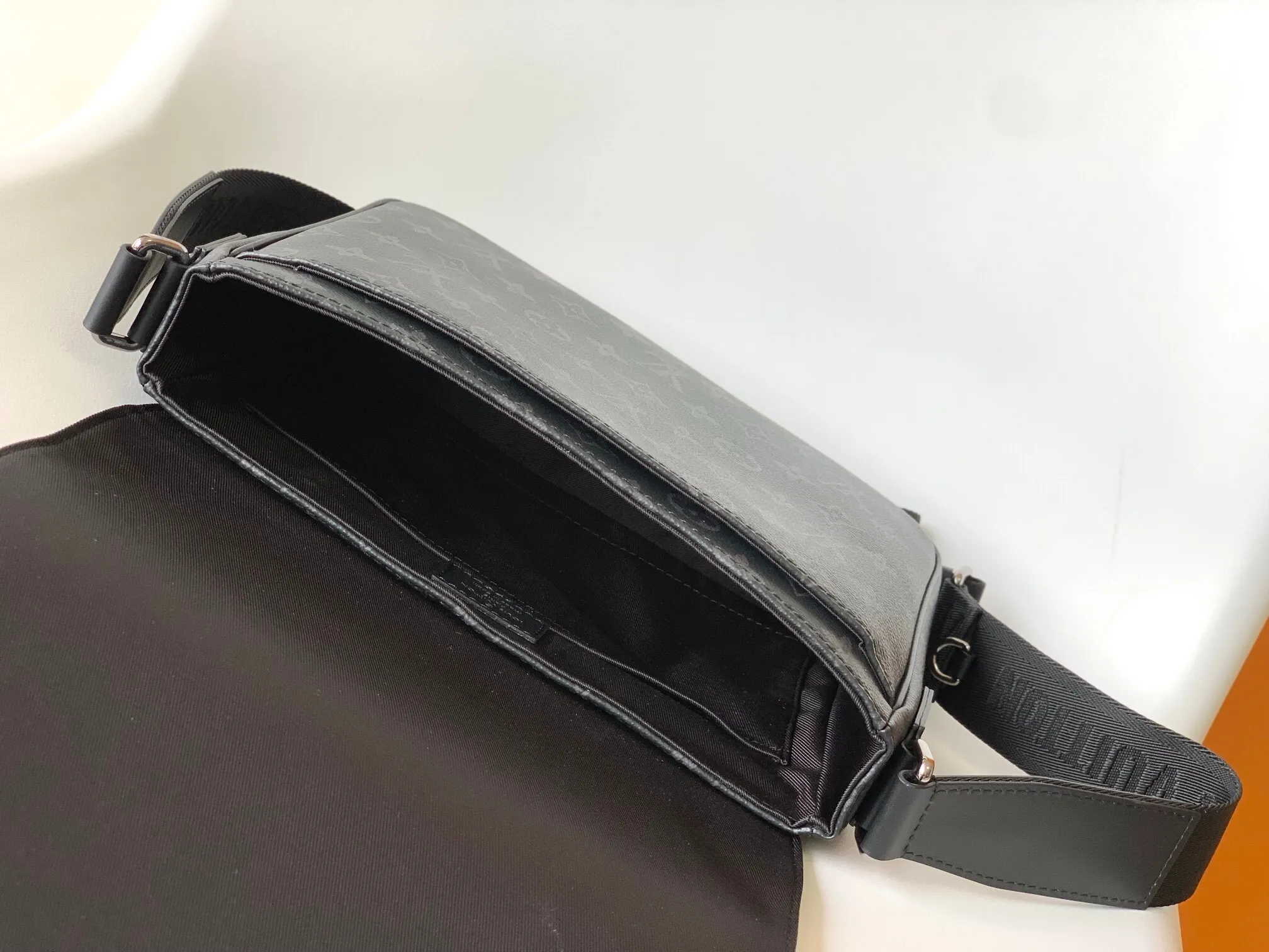 All categories 💚 Top version men’s bags 💚 LV 2025 official website new LV crossbody bag