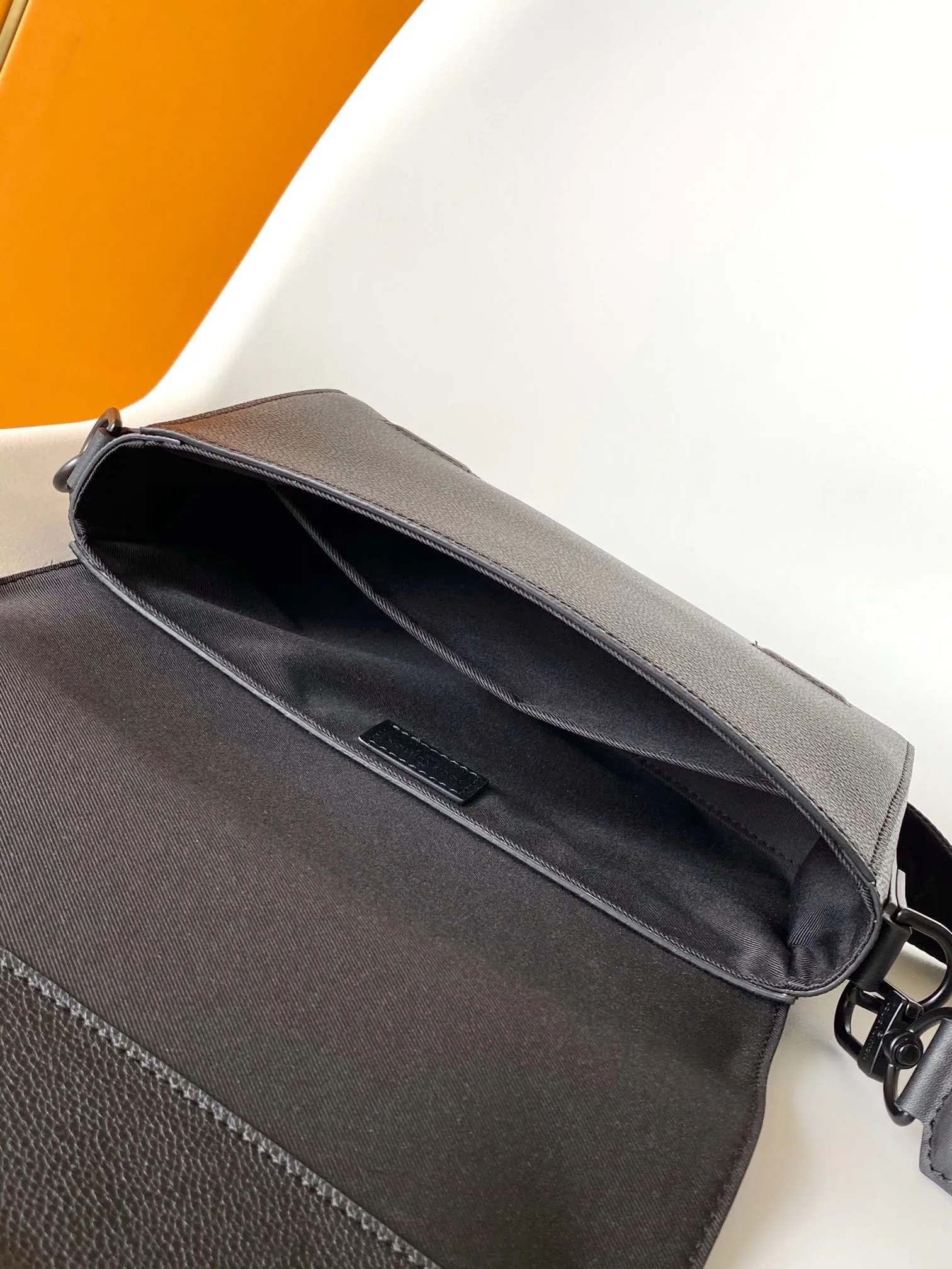 All categories 💚 Top version men’s bags 💚 LV 2025 new LV crossbody bag