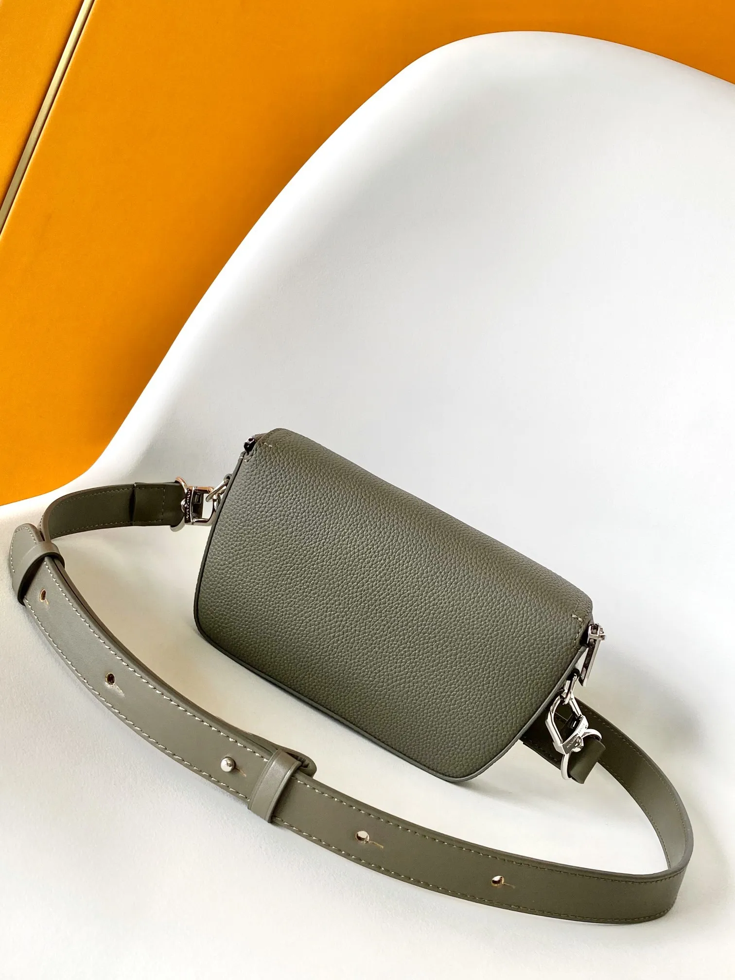 All categories 💚 Top version men’s bags 💚 LV 2025 new LV crossbody bag