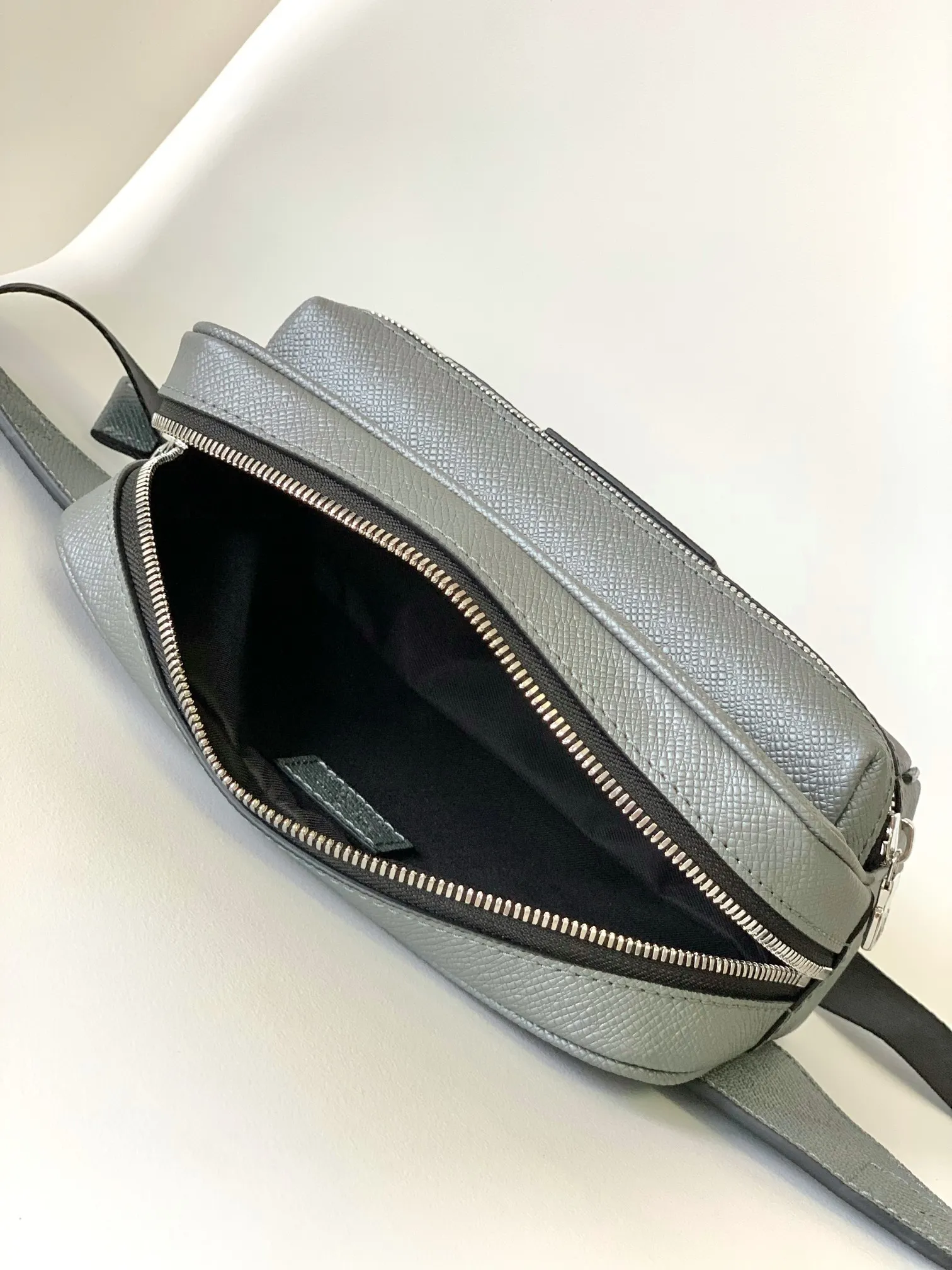 All categories 💚 Top version men’s bags 💚 LV 2024 new LV waist bag