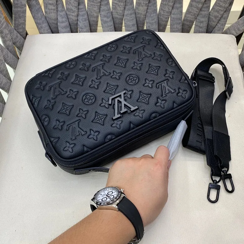 All categories 💚 Top version men’s bags 💚 LV 2024 new LV printed embossed messenger bag
