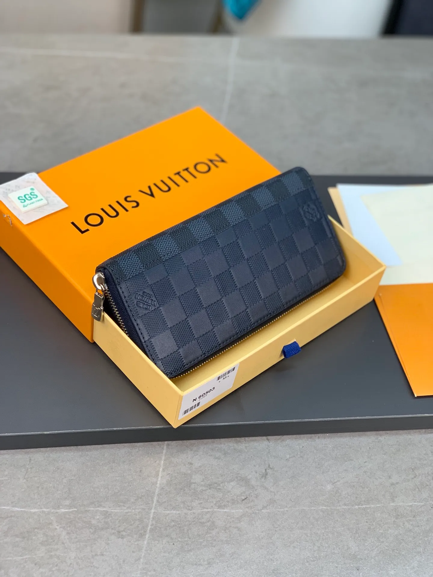 N60503 blue zipper bag! ZIPPY Vertical Zipped Wallet This Louis Vuitton Zippy vertical zipped wallet is made of Monogram Eclipse calfskin. It is fashionable and practical, and is ideal for storing credit cards and cash. Sturdy wraparound zipper construction with multiple credit card slots, a zippered coin pocket and compartments for bills and bills. 10.0 x 20.0 x 2.0 cm (length x height x width). 💰600
