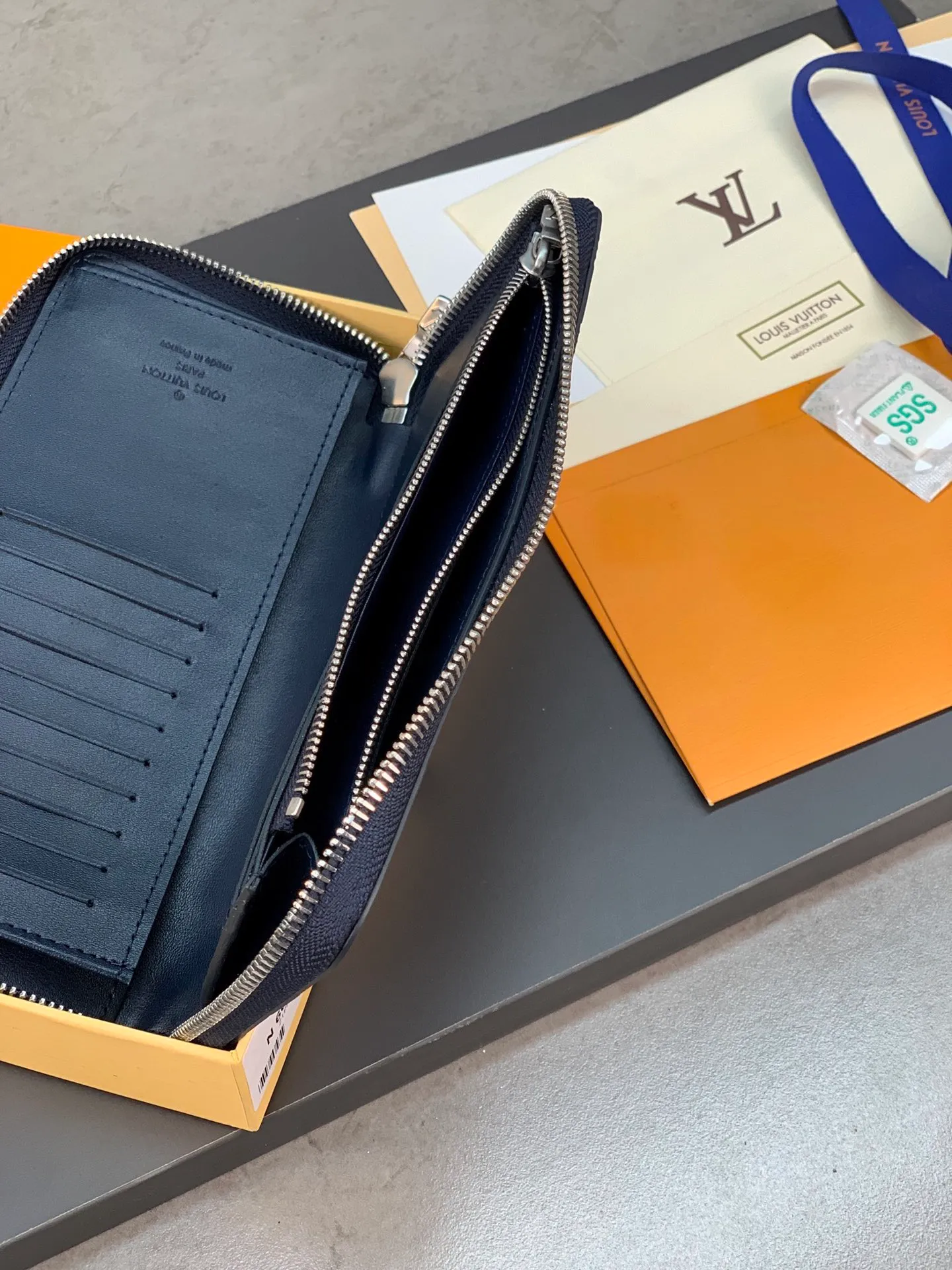 N60503 blue zipper bag! ZIPPY Vertical Zipped Wallet This Louis Vuitton Zippy vertical zipped wallet is made of Monogram Eclipse calfskin. It is fashionable and practical, and is ideal for storing credit cards and cash. Sturdy wraparound zipper construction with multiple credit card slots, a zippered coin pocket and compartments for bills and bills. 10.0 x 20.0 x 2.0 cm (length x height x width). 💰600
