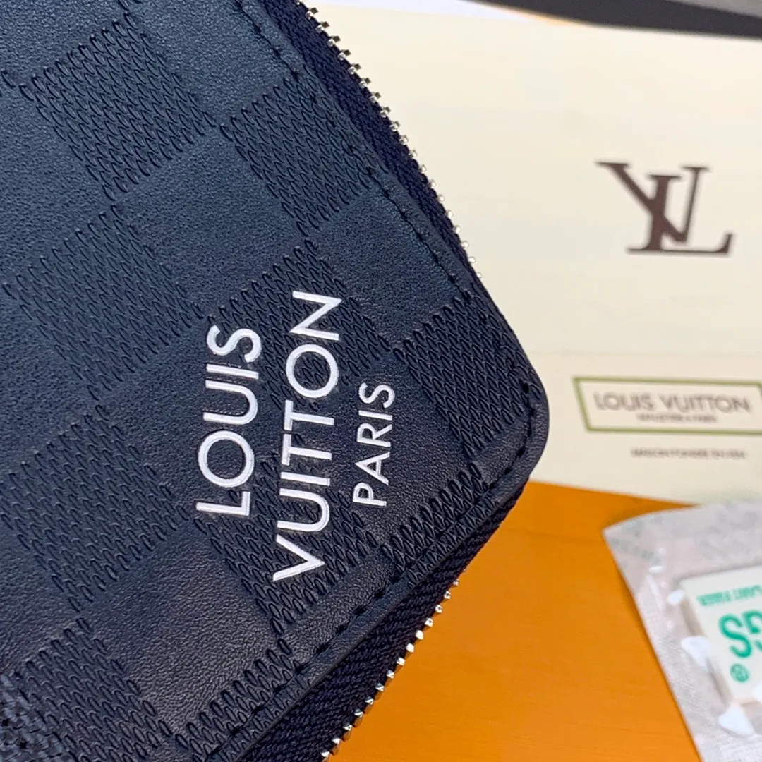 N60503 blue zipper bag! ZIPPY Vertical Zipped Wallet This Louis Vuitton Zippy vertical zipped wallet is made of Monogram Eclipse calfskin. It is fashionable and practical, and is ideal for storing credit cards and cash. Sturdy wraparound zipper construction with multiple credit card slots, a zippered coin pocket and compartments for bills and bills. 10.0 x 20.0 x 2.0 cm (length x height x width). 💰600