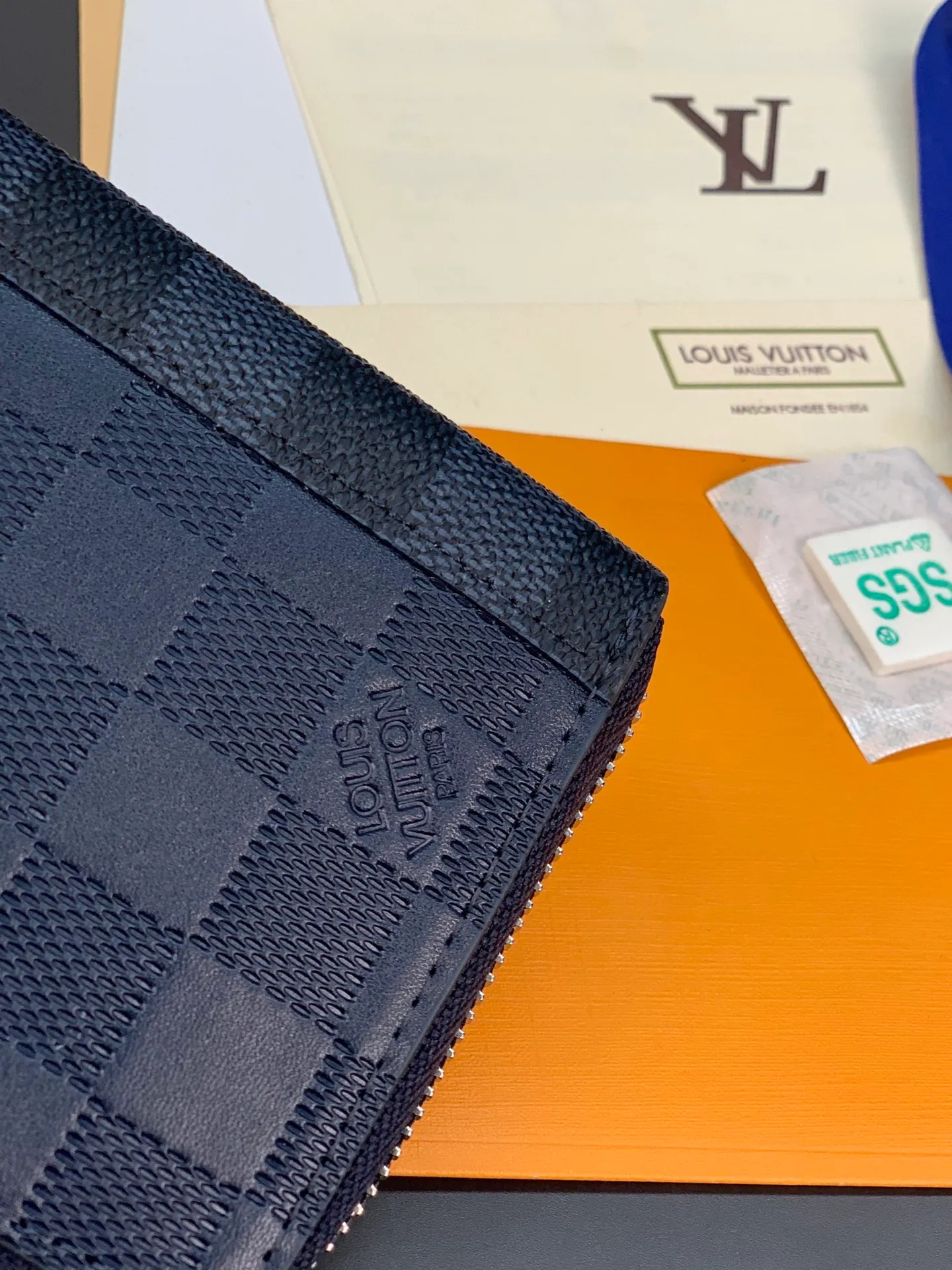 N60503 blue zipper bag! ZIPPY Vertical Zipped Wallet This Louis Vuitton Zippy vertical zipped wallet is made of Monogram Eclipse calfskin. It is fashionable and practical, and is ideal for storing credit cards and cash. Sturdy wraparound zipper construction with multiple credit card slots, a zippered coin pocket and compartments for bills and bills. 10.0 x 20.0 x 2.0 cm (length x height x width). 💰600