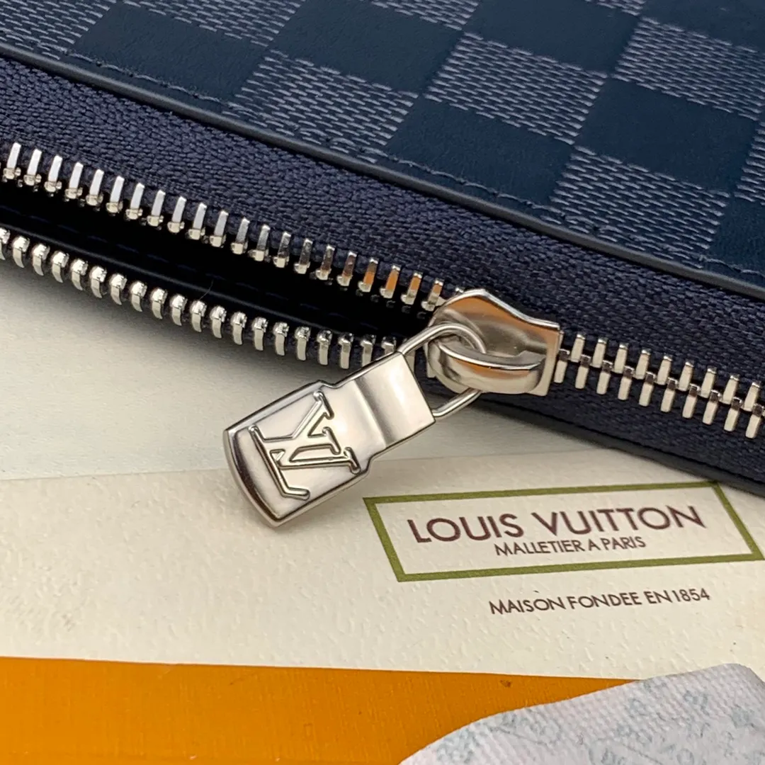 N60503 blue zipper bag! ZIPPY Vertical Zipped Wallet This Louis Vuitton Zippy vertical zipped wallet is made of Monogram Eclipse calfskin. It is fashionable and practical, and is ideal for storing credit cards and cash. Sturdy wraparound zipper construction with multiple credit card slots, a zippered coin pocket and compartments for bills and bills. 10.0 x 20.0 x 2.0 cm (length x height x width). 💰600