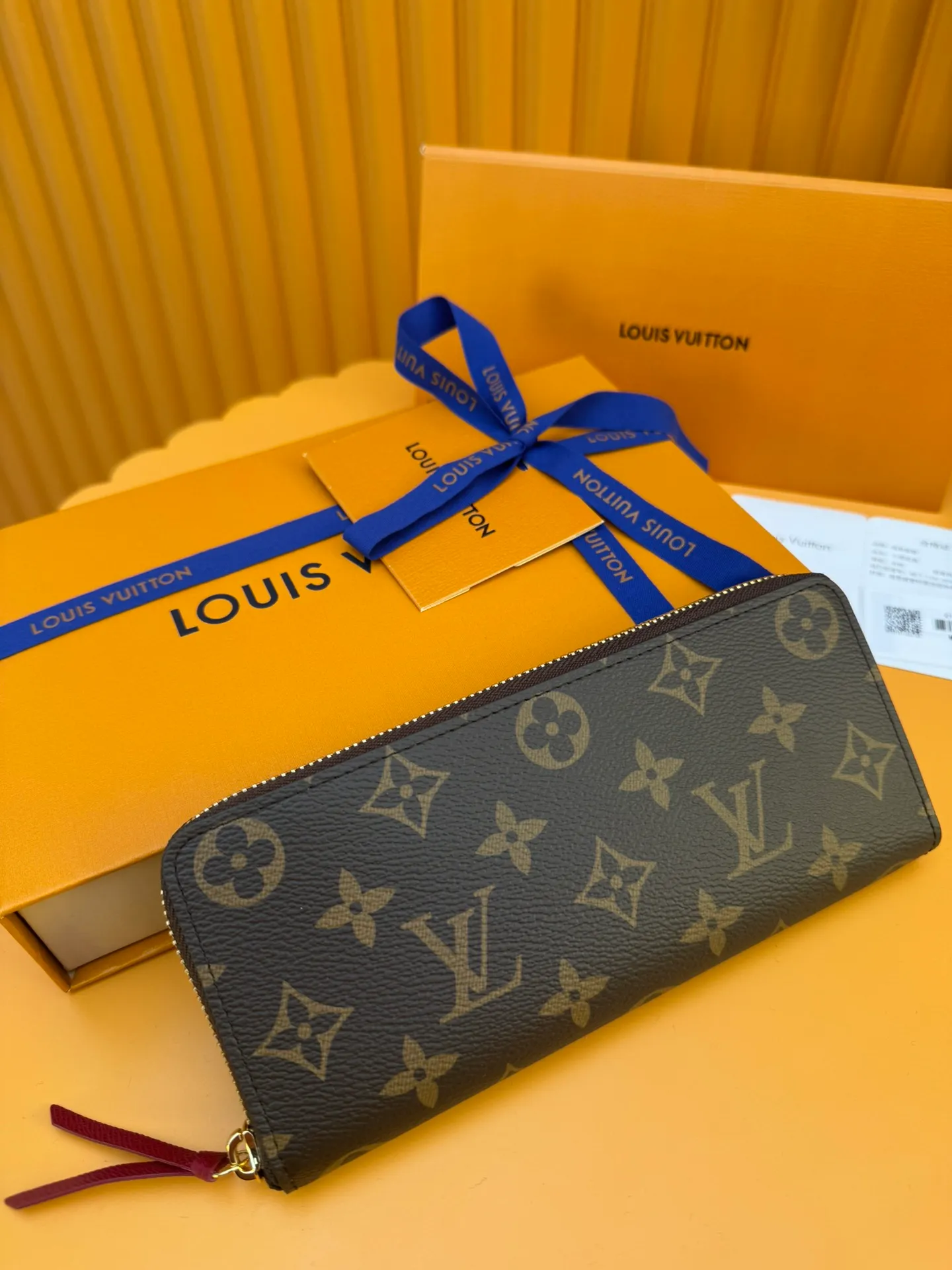 M60742 "Special Duty Free" ♻️[Official special edition·First-class material·All-steel hardware·Anti-counterfeiting chip·Full set of packaging] The Louis Vuitton Clémence wallet is a model of the organic integration of rich practical functions and elegant and compact design. Cut from the iconic Monogram canvas fabric, the bright leather zippers and lining exude a feminine and lively atmosphere. 19.5x9x1.5cm 💰740