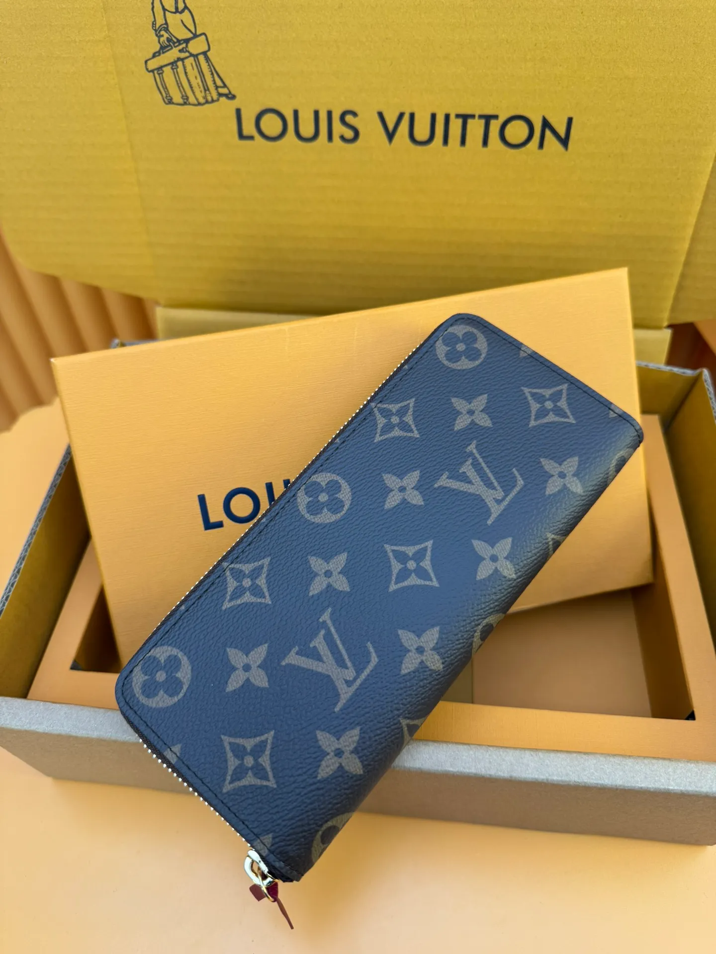 M60742 "Special Duty Free" ♻️[Official special edition·First-class material·All-steel hardware·Anti-counterfeiting chip·Full set of packaging] The Louis Vuitton Clémence wallet is a model of the organic integration of rich practical functions and elegant and compact design. Cut from the iconic Monogram canvas fabric, the bright leather zippers and lining exude a feminine and lively atmosphere. 19.5x9x1.5cm 💰740