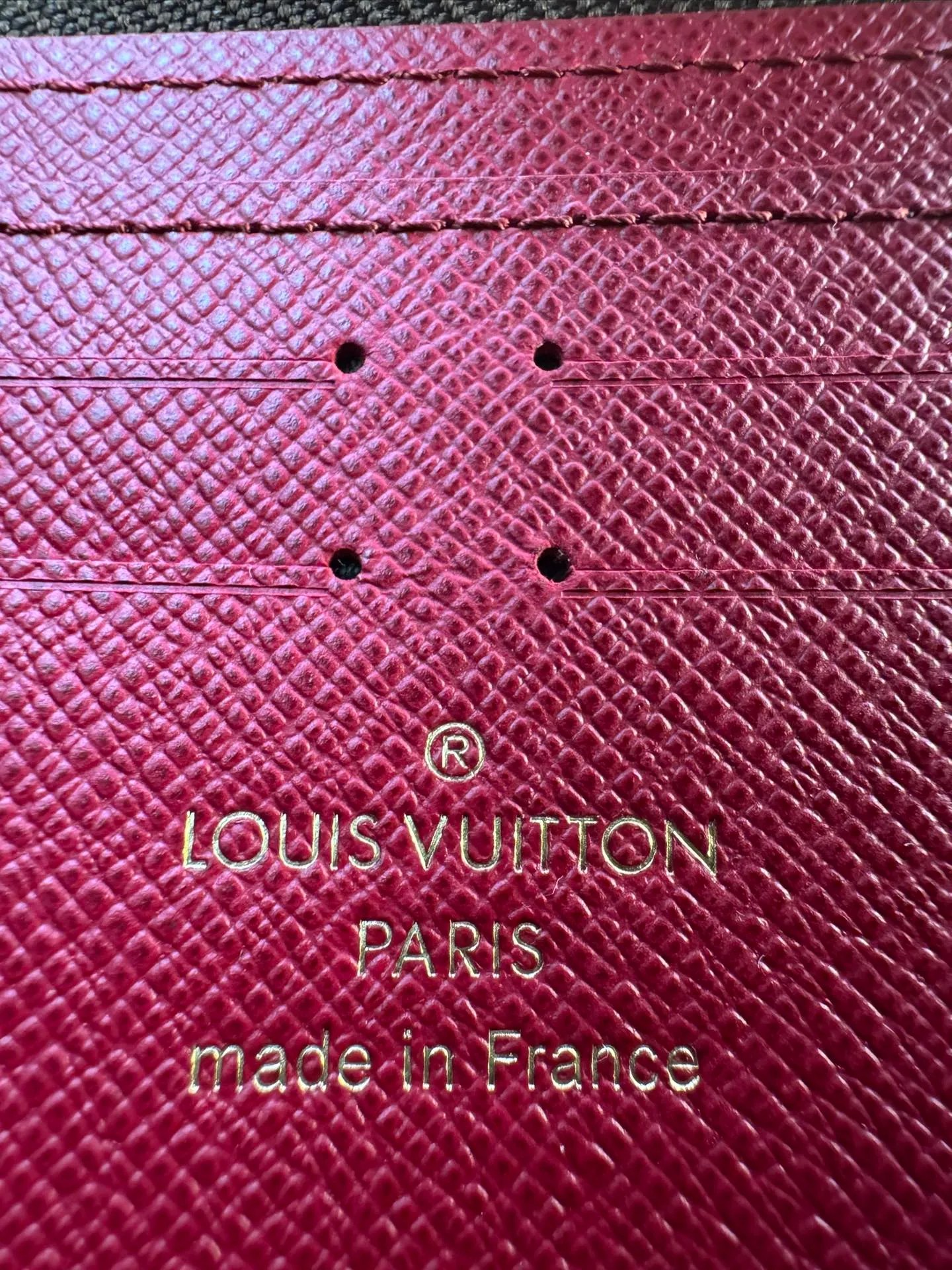 M60742 "Special Duty Free" ♻️[Official special edition·First-class material·All-steel hardware·Anti-counterfeiting chip·Full set of packaging] The Louis Vuitton Clémence wallet is a model of the organic integration of rich practical functions and elegant and compact design. Cut from the iconic Monogram canvas fabric, the bright leather zippers and lining exude a feminine and lively atmosphere. 19.5x9x1.5cm 💰740