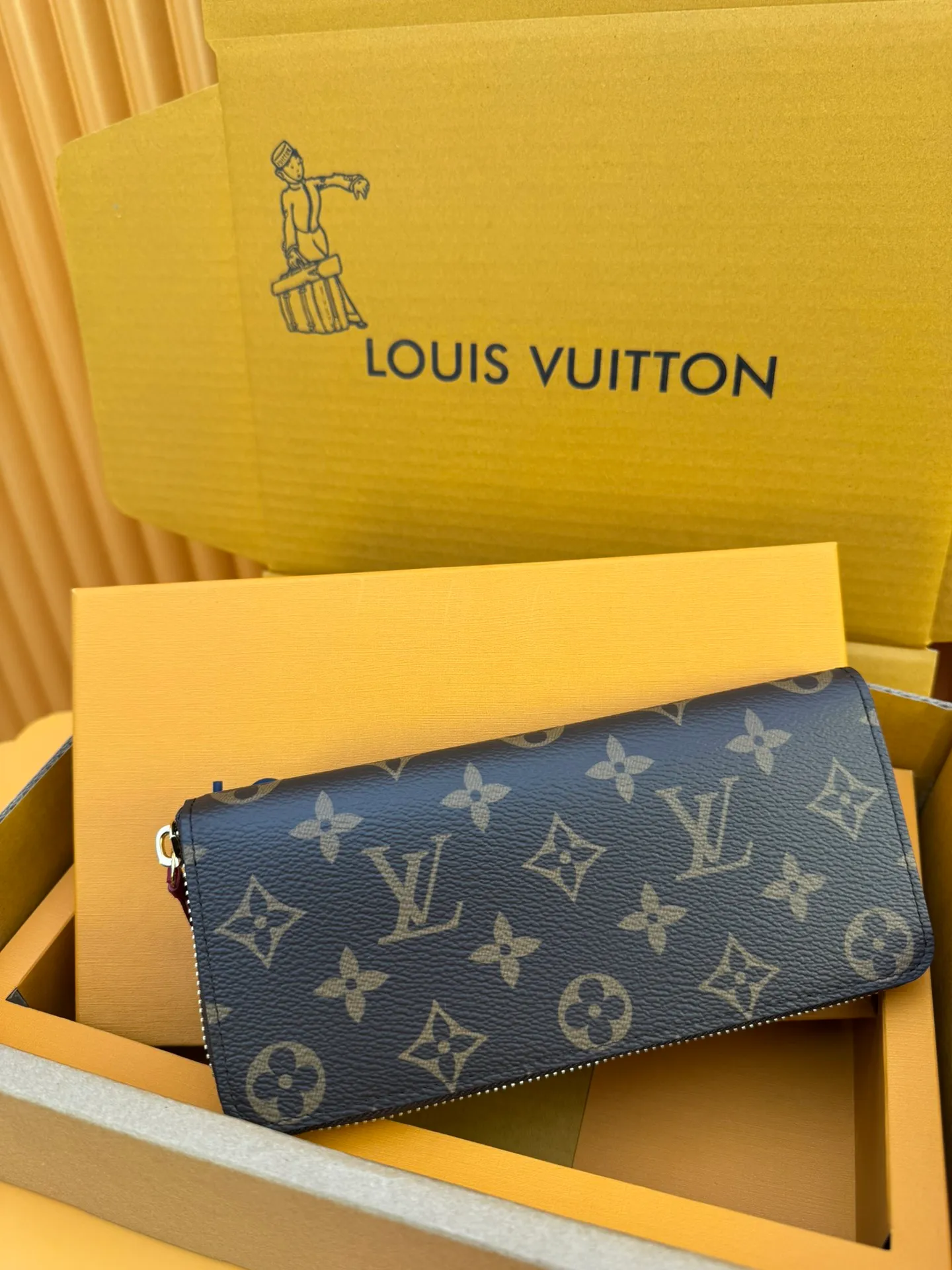 M60742 "Special Duty Free" ♻️[Official special edition·First-class material·All-steel hardware·Anti-counterfeiting chip·Full set of packaging] The Louis Vuitton Clémence wallet is a model of the organic integration of rich practical functions and elegant and compact design. Cut from the iconic Monogram canvas fabric, the bright leather zippers and lining exude a feminine and lively atmosphere. 19.5x9x1.5cm 💰740