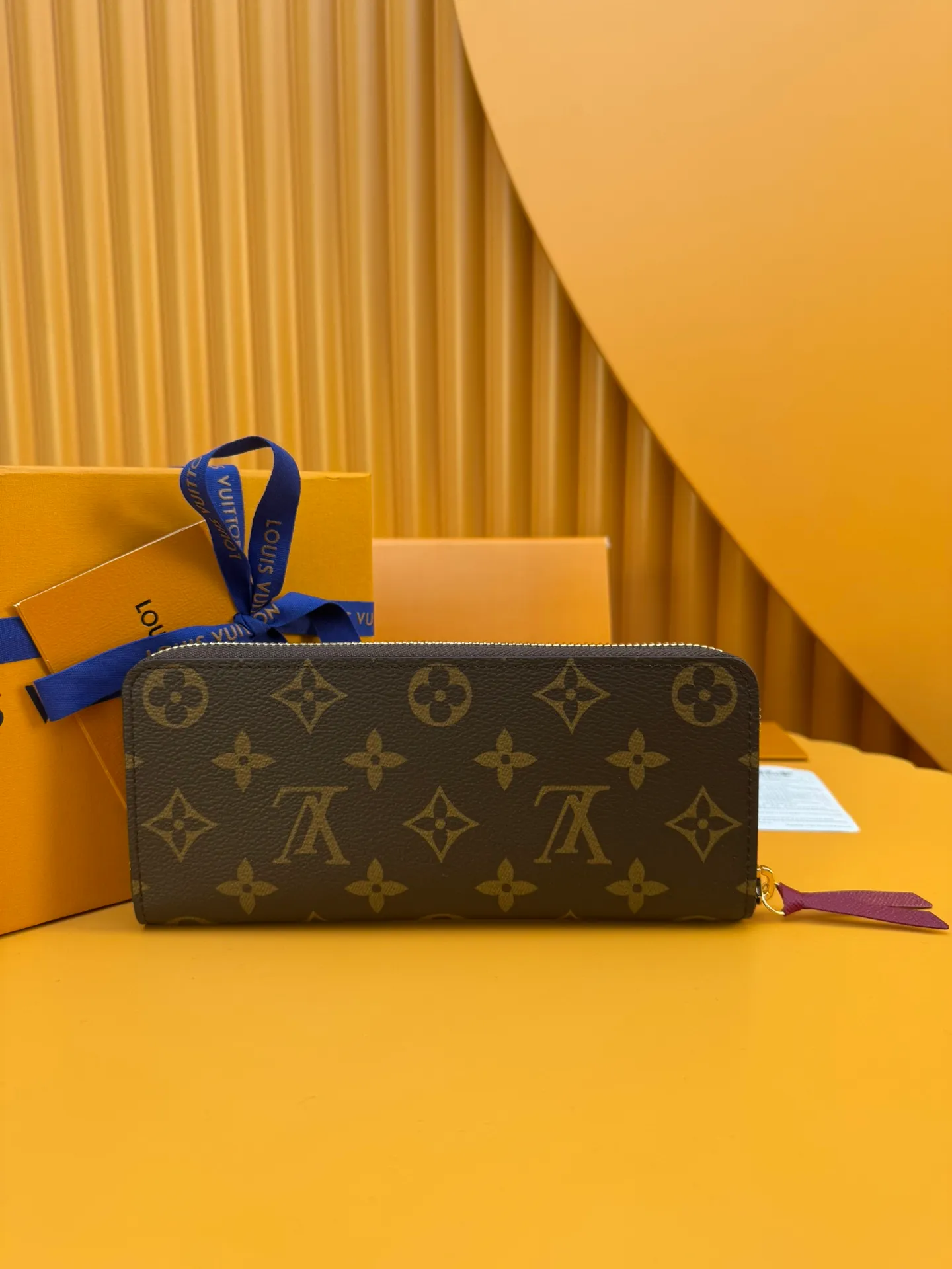 M60742 "Special Duty Free" ♻️[Official special edition·First-class material·All-steel hardware·Anti-counterfeiting chip·Full set of packaging] The Louis Vuitton Clémence wallet is a model of the organic integration of rich practical functions and elegant and compact design. Cut from the iconic Monogram canvas fabric, the bright leather zippers and lining exude a feminine and lively atmosphere. 19.5x9x1.5cm 💰740