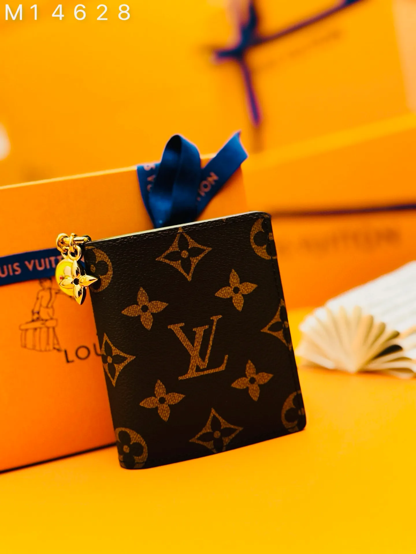 M14628 "Special Duty Free" ♻️ [Official special edition·First-class material·All steel hardware·163 chip·Full set of packaging] LV charm pocket wallet, this compact accessory skillfully combines classic and fashion. It's made from signature Monogram canvas and opens to reveal a vibrant contrasting leather lining. This practical yet playful design features an enamel and a metal hardware, both decorated with Louis Vuitton's signature Monogram floral pattern. It can be used to store banknotes, coins and three cards. 9x10x2.5cm 💰580