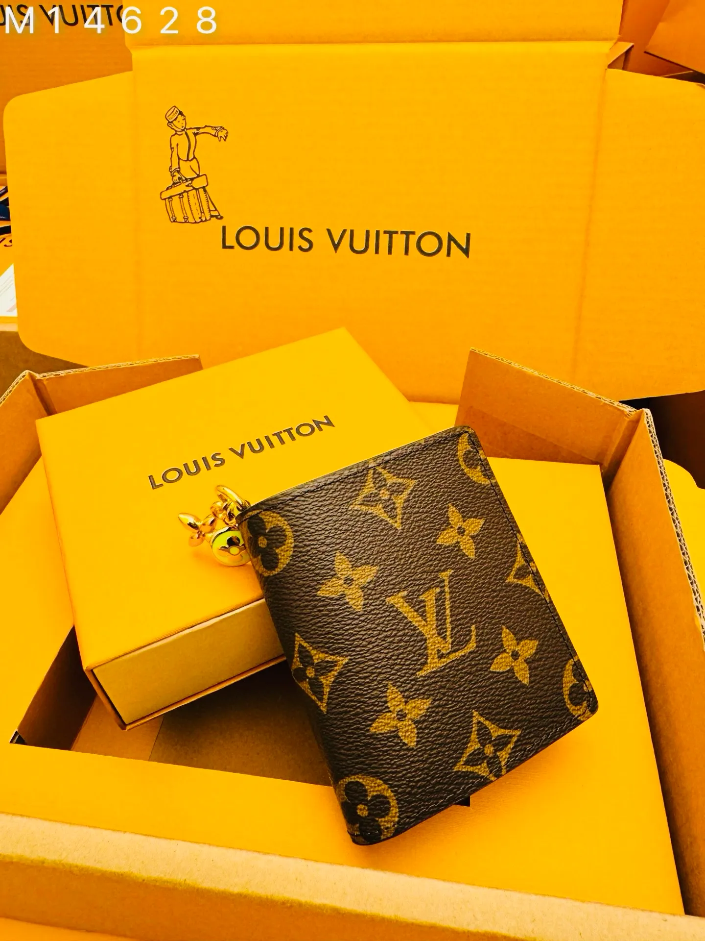 M14628 "Special Duty Free" ♻️ [Official special edition·First-class material·All steel hardware·163 chip·Full set of packaging] LV charm pocket wallet, this compact accessory skillfully combines classic and fashion. It's made from signature Monogram canvas and opens to reveal a vibrant contrasting leather lining. This practical yet playful design features an enamel and a metal hardware, both decorated with Louis Vuitton's signature Monogram floral pattern. It can be used to store banknotes, coins and three cards. 9x10x2.5cm 💰580