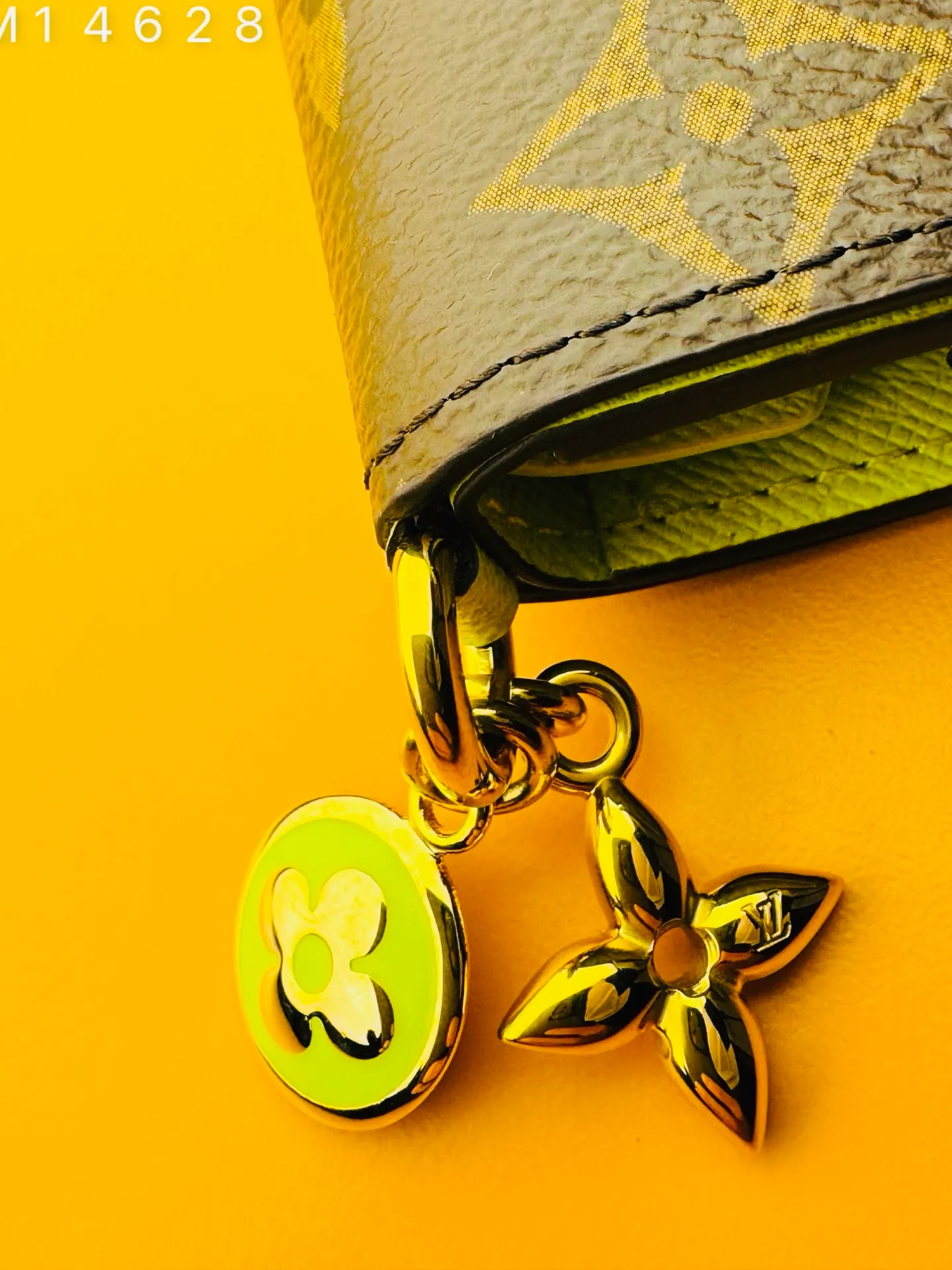 M14628 "Special Duty Free" ♻️ [Official special edition·First-class material·All steel hardware·163 chip·Full set of packaging] LV charm pocket wallet, this compact accessory skillfully combines classic and fashion. It's made from signature Monogram canvas and opens to reveal a vibrant contrasting leather lining. This practical yet playful design features an enamel and a metal hardware, both decorated with Louis Vuitton's signature Monogram floral pattern. It can be used to store banknotes, coins and three cards. 9x10x2.5cm 💰580
