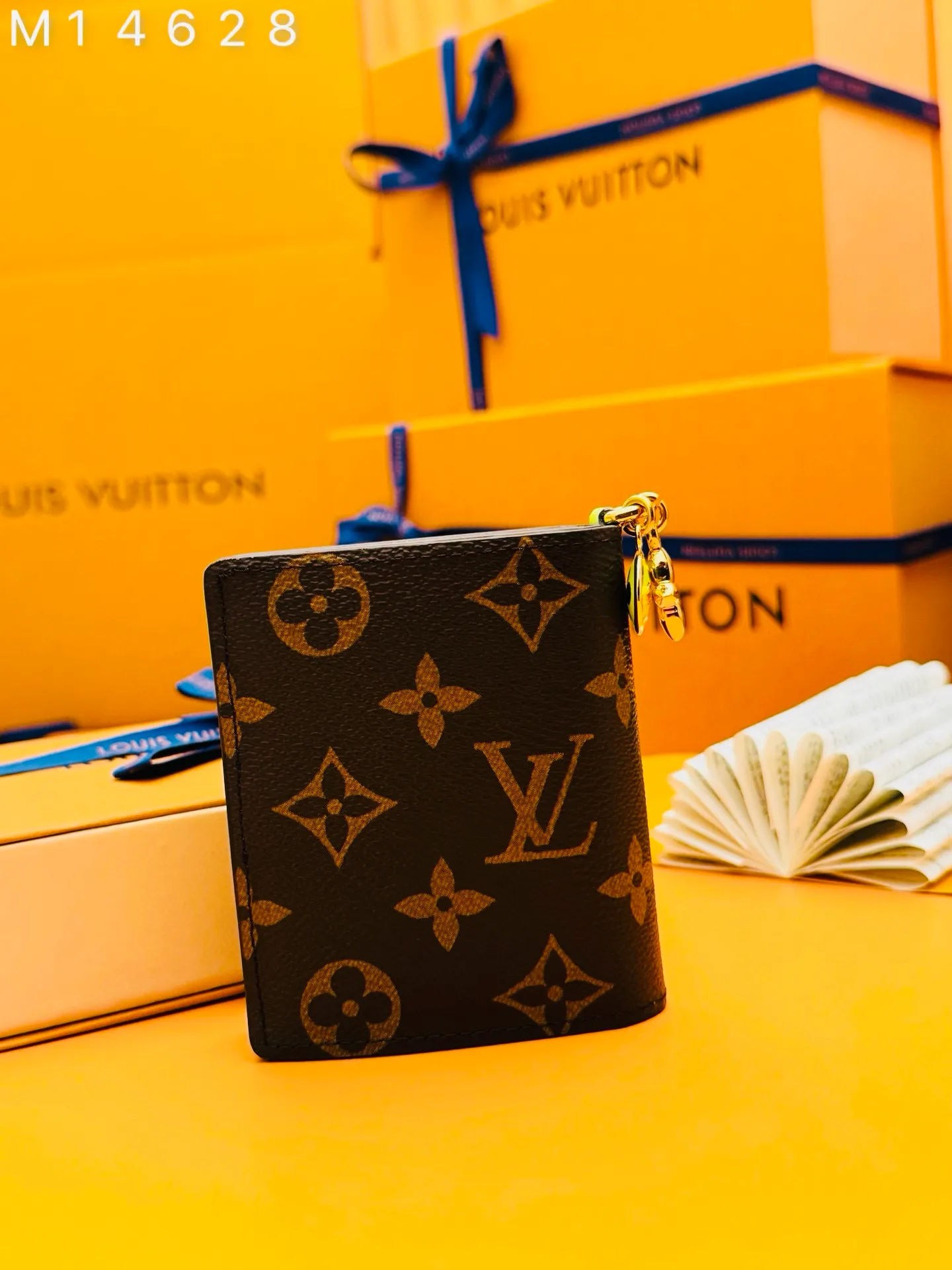 M14628 "Special Duty Free" ♻️ [Official special edition·First-class material·All steel hardware·163 chip·Full set of packaging] LV charm pocket wallet, this compact accessory skillfully combines classic and fashion. It's made from signature Monogram canvas and opens to reveal a vibrant contrasting leather lining. This practical yet playful design features an enamel and a metal hardware, both decorated with Louis Vuitton's signature Monogram floral pattern. It can be used to store banknotes, coins and three cards. 9x10x2.5cm 💰580