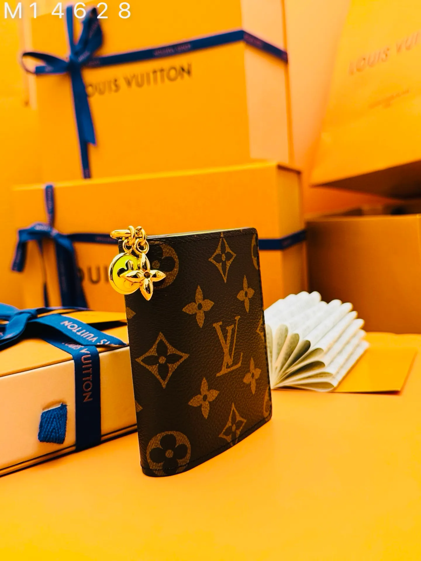 M14628 "Special Duty Free" ♻️ [Official special edition·First-class material·All steel hardware·163 chip·Full set of packaging] LV charm pocket wallet, this compact accessory skillfully combines classic and fashion. It's made from signature Monogram canvas and opens to reveal a vibrant contrasting leather lining. This practical yet playful design features an enamel and a metal hardware, both decorated with Louis Vuitton's signature Monogram floral pattern. It can be used to store banknotes, coins and three cards. 9x10x2.5cm 💰580