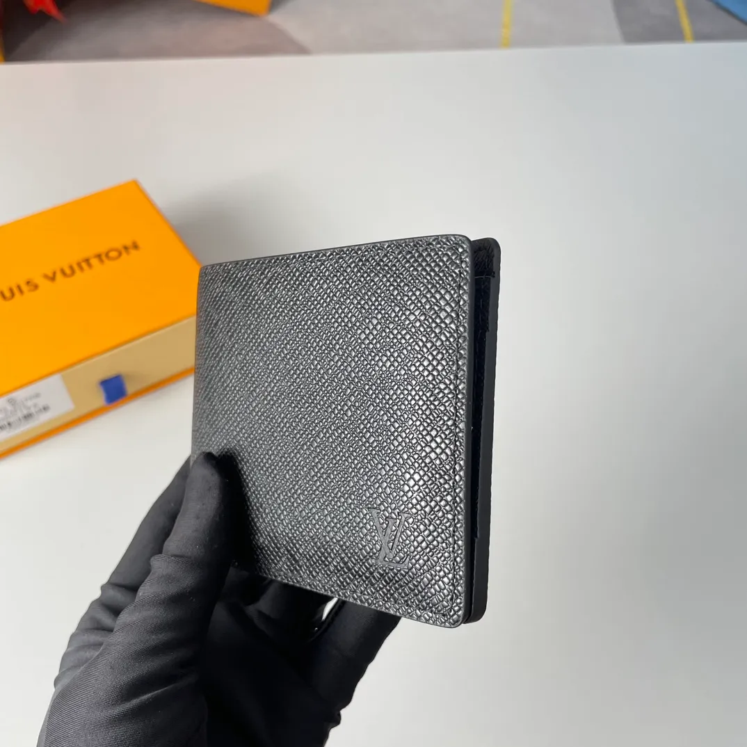 P280🇫🇷Exclusive real shot of overseas original single M30952! Fine, soft leather is the ideal material for a wallet. This wallet is compact yet has multiple pockets and card slots, making it very practical and can easily fit into any pocket. Size: 11.5X9cm