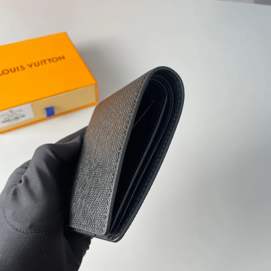 P280🇫🇷Exclusive real shot of overseas original single M30952! Fine, soft leather is the ideal material for a wallet. This wallet is compact yet has multiple pockets and card slots, making it very practical and can easily fit into any pocket. Size: 11.5X9cm
