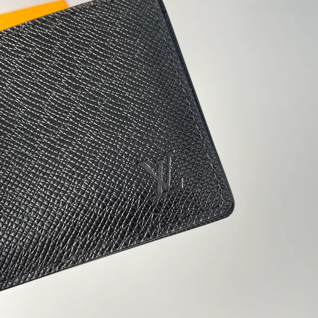 P280🇫🇷Exclusive real shot of overseas original single M30952! Fine, soft leather is the ideal material for a wallet. This wallet is compact yet has multiple pockets and card slots, making it very practical and can easily fit into any pocket. Size: 11.5X9cm