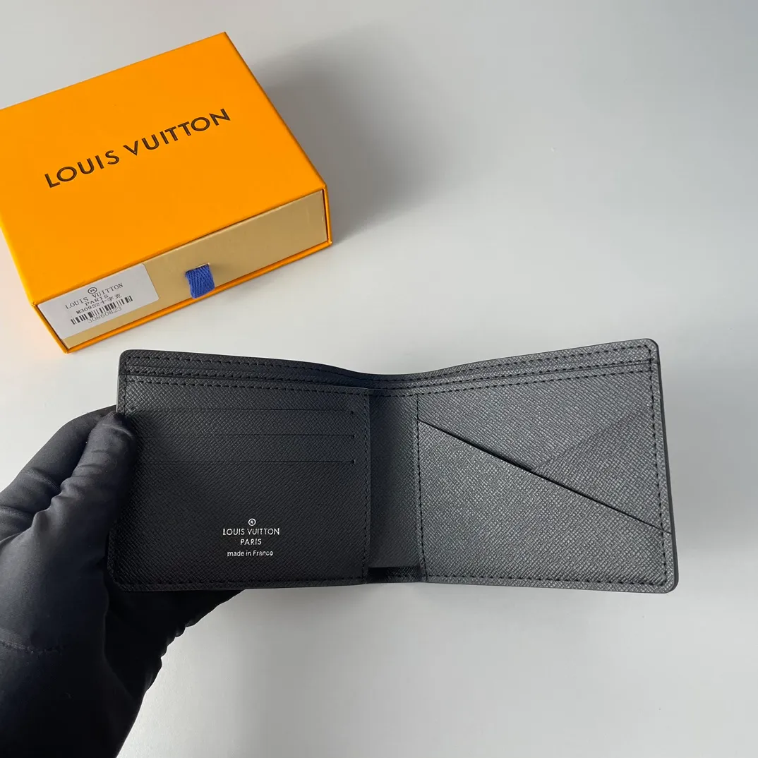 P280🇫🇷Exclusive real shot of overseas original single M30952! Fine, soft leather is the ideal material for a wallet. This wallet is compact yet has multiple pockets and card slots, making it very practical and can easily fit into any pocket. Size: 11.5X9cm