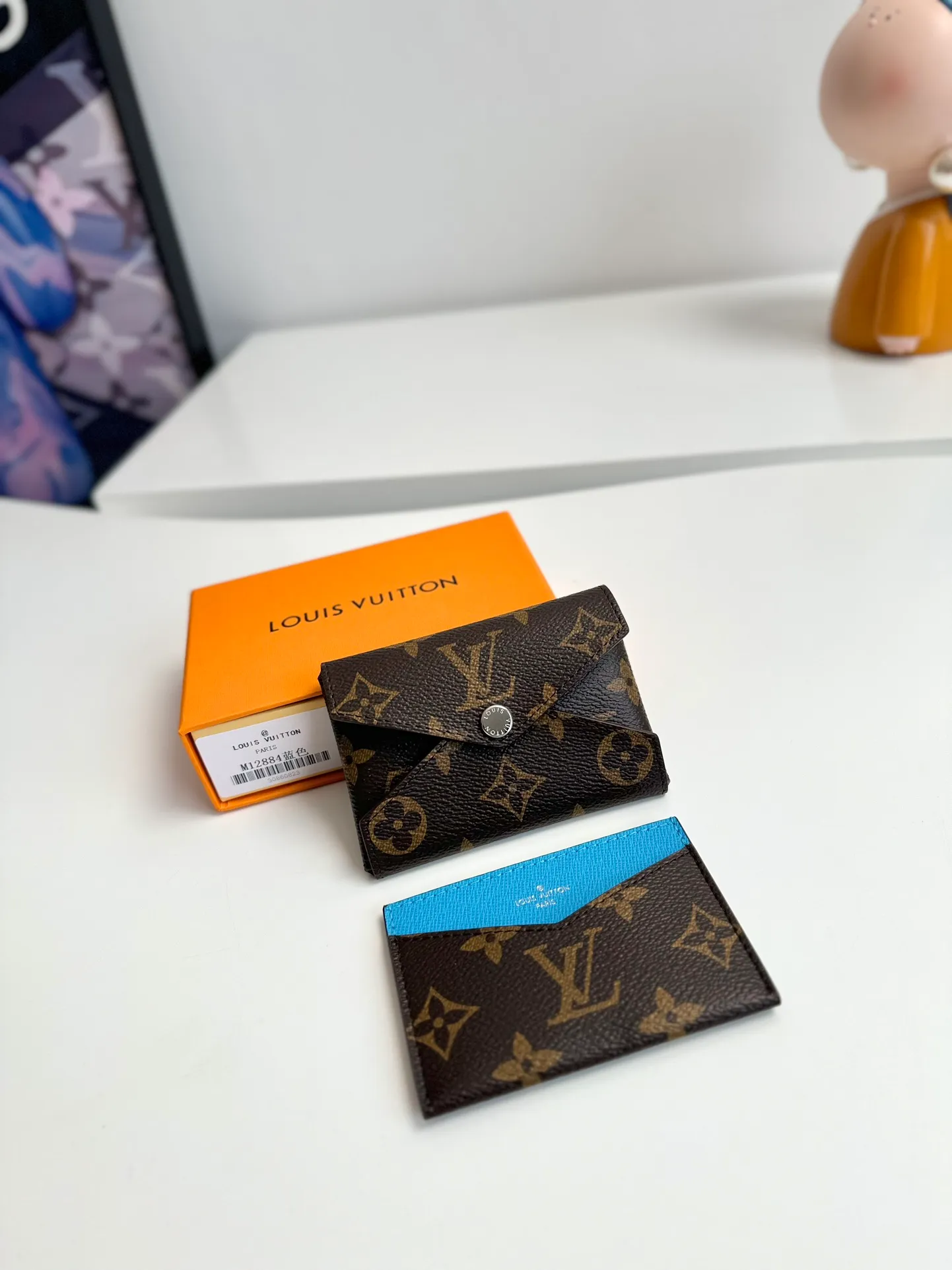 P340🇫🇷Exclusive real shot of overseas original single M12884! This card holder renews the envelope-like structure of the original Kirigami Pochette clutch, adding a new twist to the Colormania collection. Monogram canvas is combined with a bright leather lining and glossy snap buttons, and the two-in-one compartment can be used separately. Size: 11×7.5×1.5cm