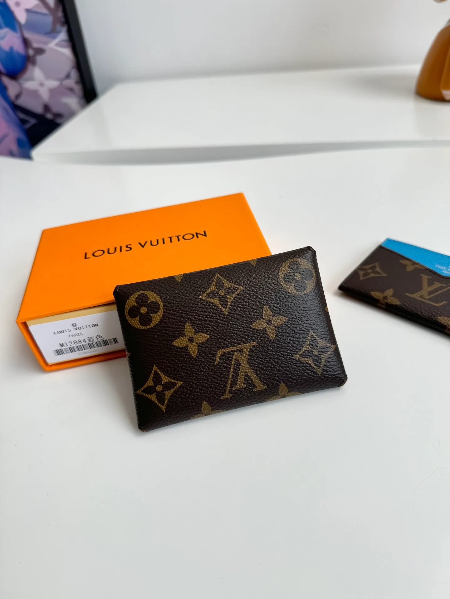 P340🇫🇷Exclusive real shot of overseas original single M12884! This card holder renews the envelope-like structure of the original Kirigami Pochette clutch, adding a new twist to the Colormania collection. Monogram canvas is combined with a bright leather lining and glossy snap buttons, and the two-in-one compartment can be used separately. Size: 11×7.5×1.5cm