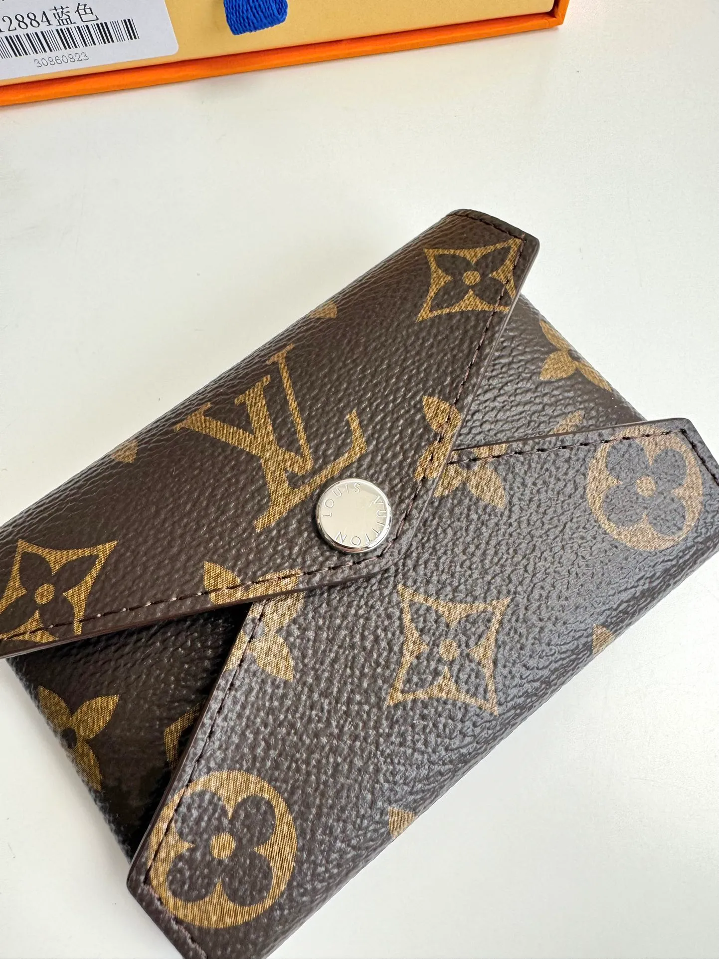 P340🇫🇷Exclusive real shot of overseas original single M12884! This card holder renews the envelope-like structure of the original Kirigami Pochette clutch, adding a new twist to the Colormania collection. Monogram canvas is combined with a bright leather lining and glossy snap buttons, and the two-in-one compartment can be used separately. Size: 11×7.5×1.5cm