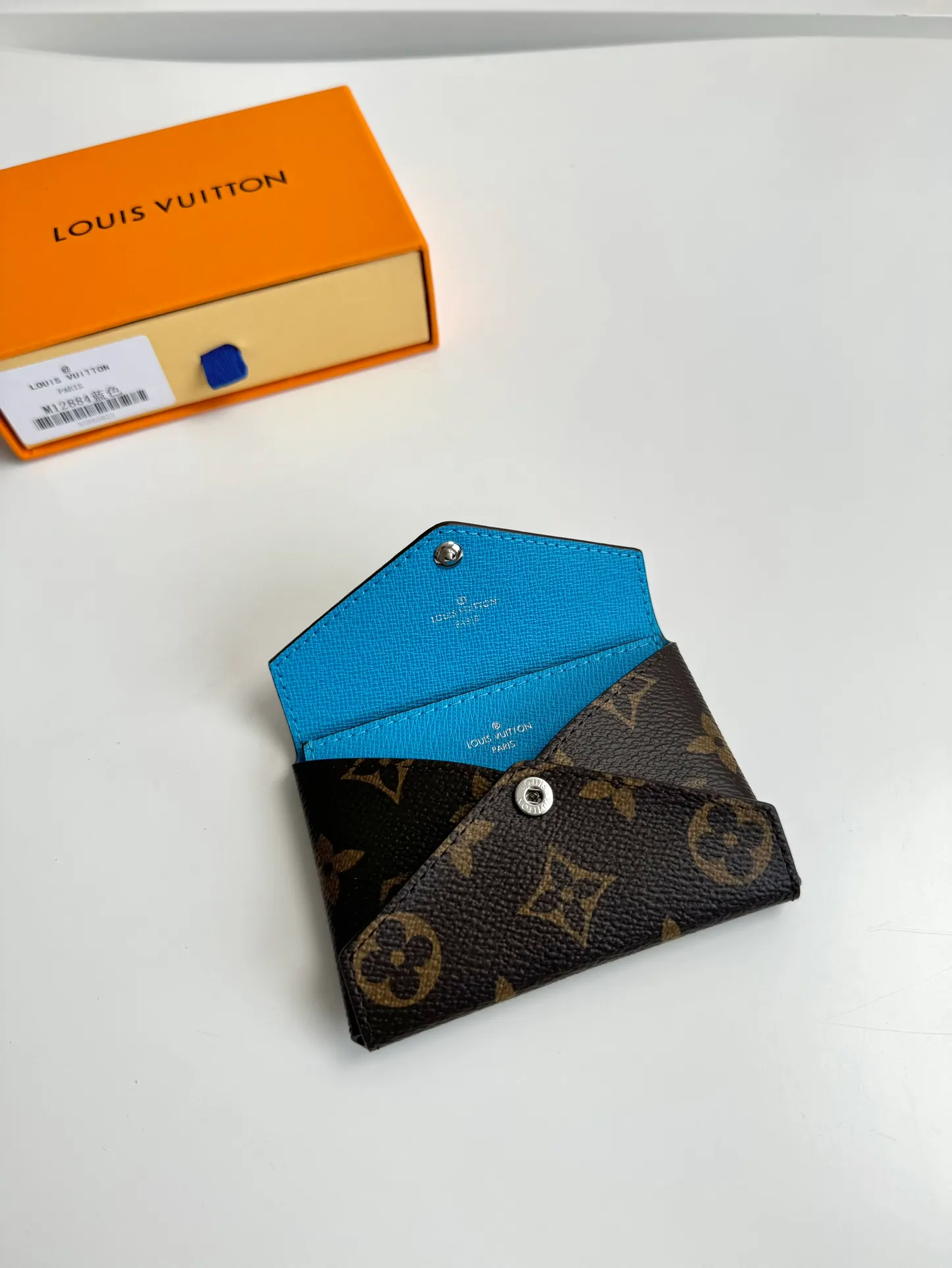 P340🇫🇷Exclusive real shot of overseas original single M12884! This card holder renews the envelope-like structure of the original Kirigami Pochette clutch, adding a new twist to the Colormania collection. Monogram canvas is combined with a bright leather lining and glossy snap buttons, and the two-in-one compartment can be used separately. Size: 11×7.5×1.5cm