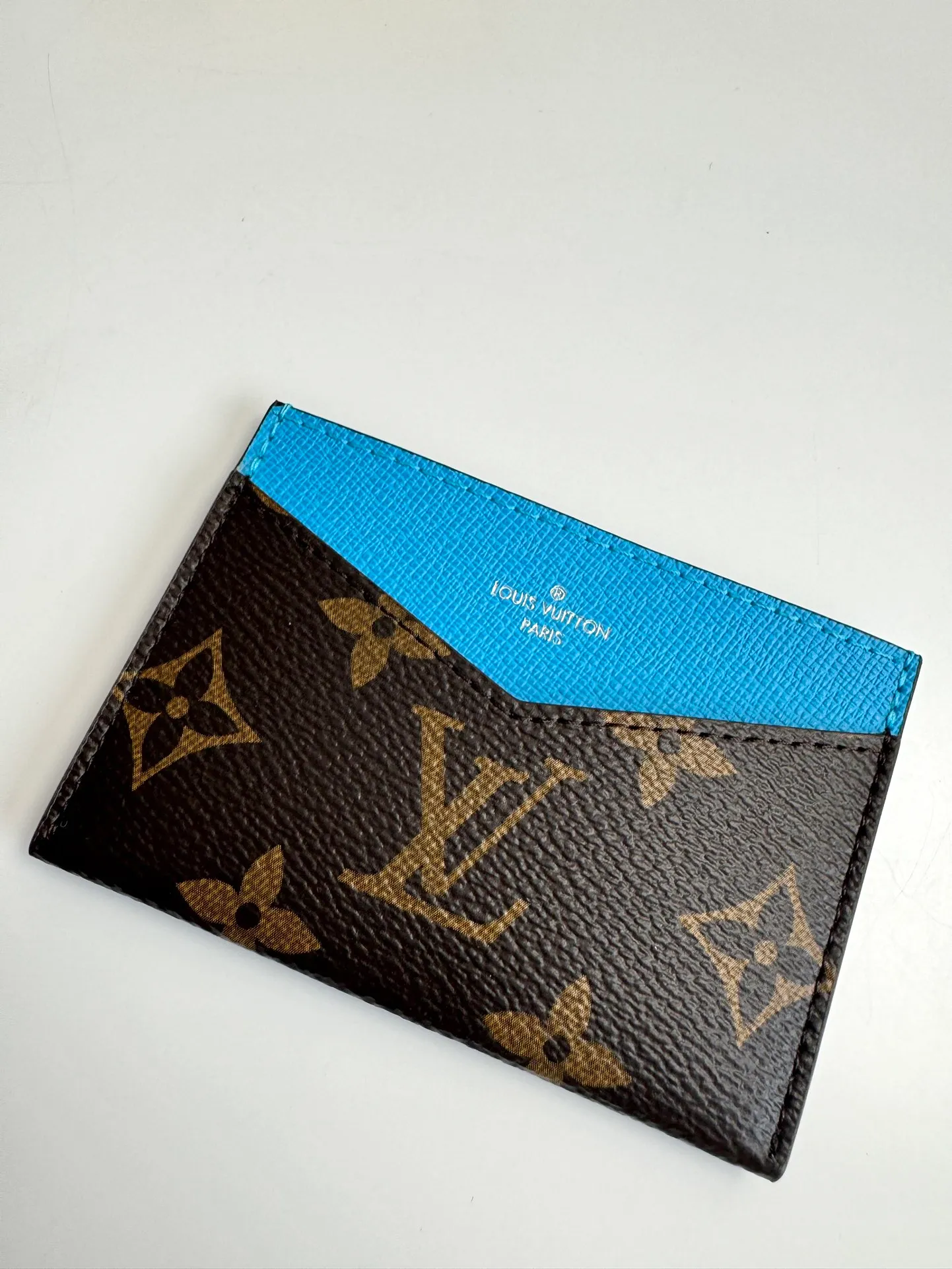 P340🇫🇷Exclusive real shot of overseas original single M12884! This card holder renews the envelope-like structure of the original Kirigami Pochette clutch, adding a new twist to the Colormania collection. Monogram canvas is combined with a bright leather lining and glossy snap buttons, and the two-in-one compartment can be used separately. Size: 11×7.5×1.5cm