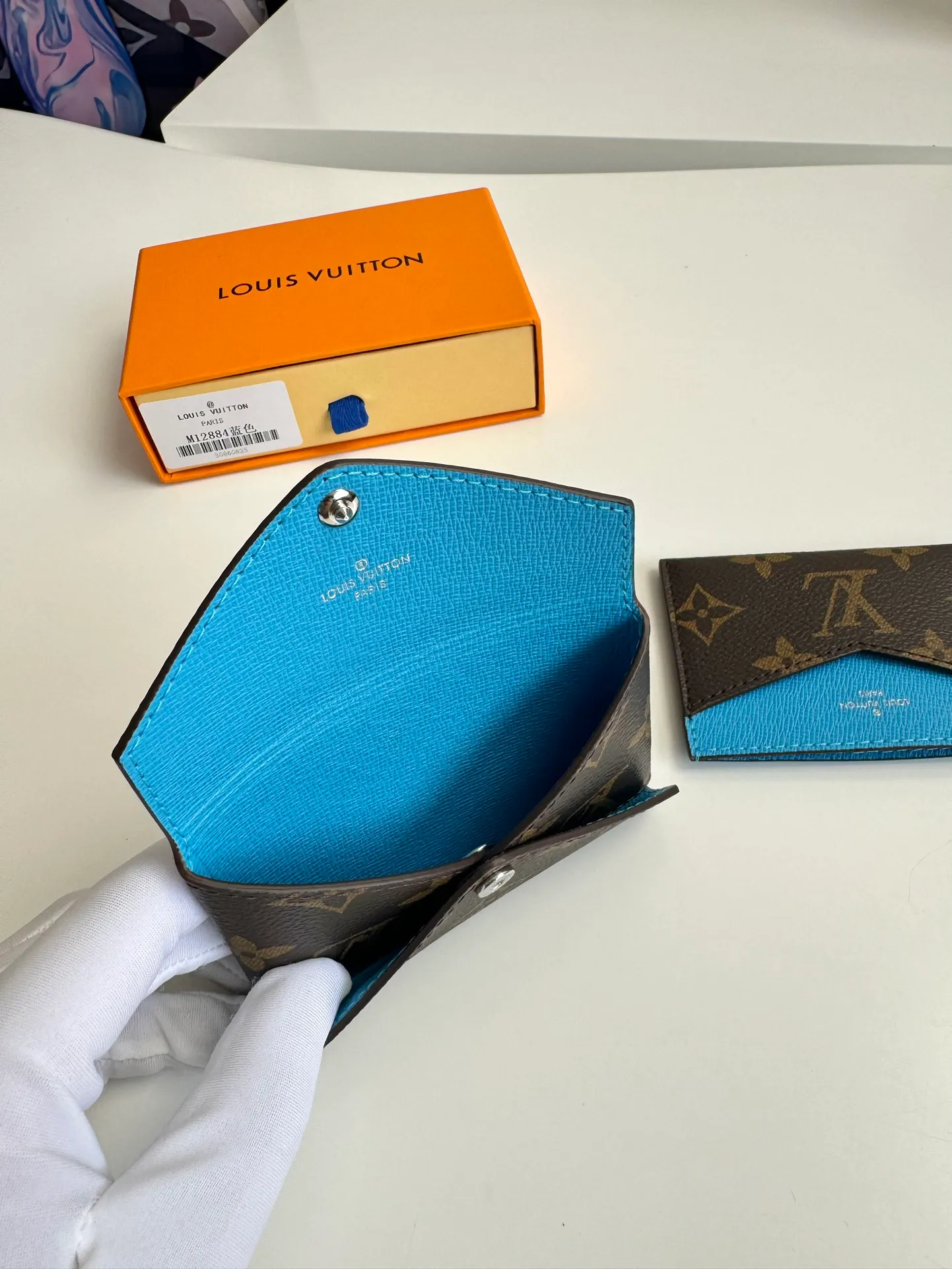 P340🇫🇷Exclusive real shot of overseas original single M12884! This card holder renews the envelope-like structure of the original Kirigami Pochette clutch, adding a new twist to the Colormania collection. Monogram canvas is combined with a bright leather lining and glossy snap buttons, and the two-in-one compartment can be used separately. Size: 11×7.5×1.5cm