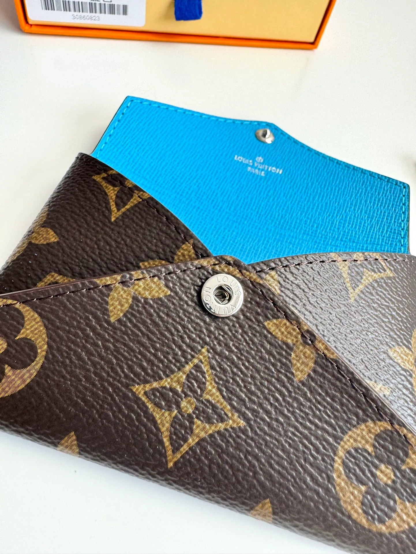 P340🇫🇷Exclusive real shot of overseas original single M12884! This card holder renews the envelope-like structure of the original Kirigami Pochette clutch, adding a new twist to the Colormania collection. Monogram canvas is combined with a bright leather lining and glossy snap buttons, and the two-in-one compartment can be used separately. Size: 11×7.5×1.5cm
