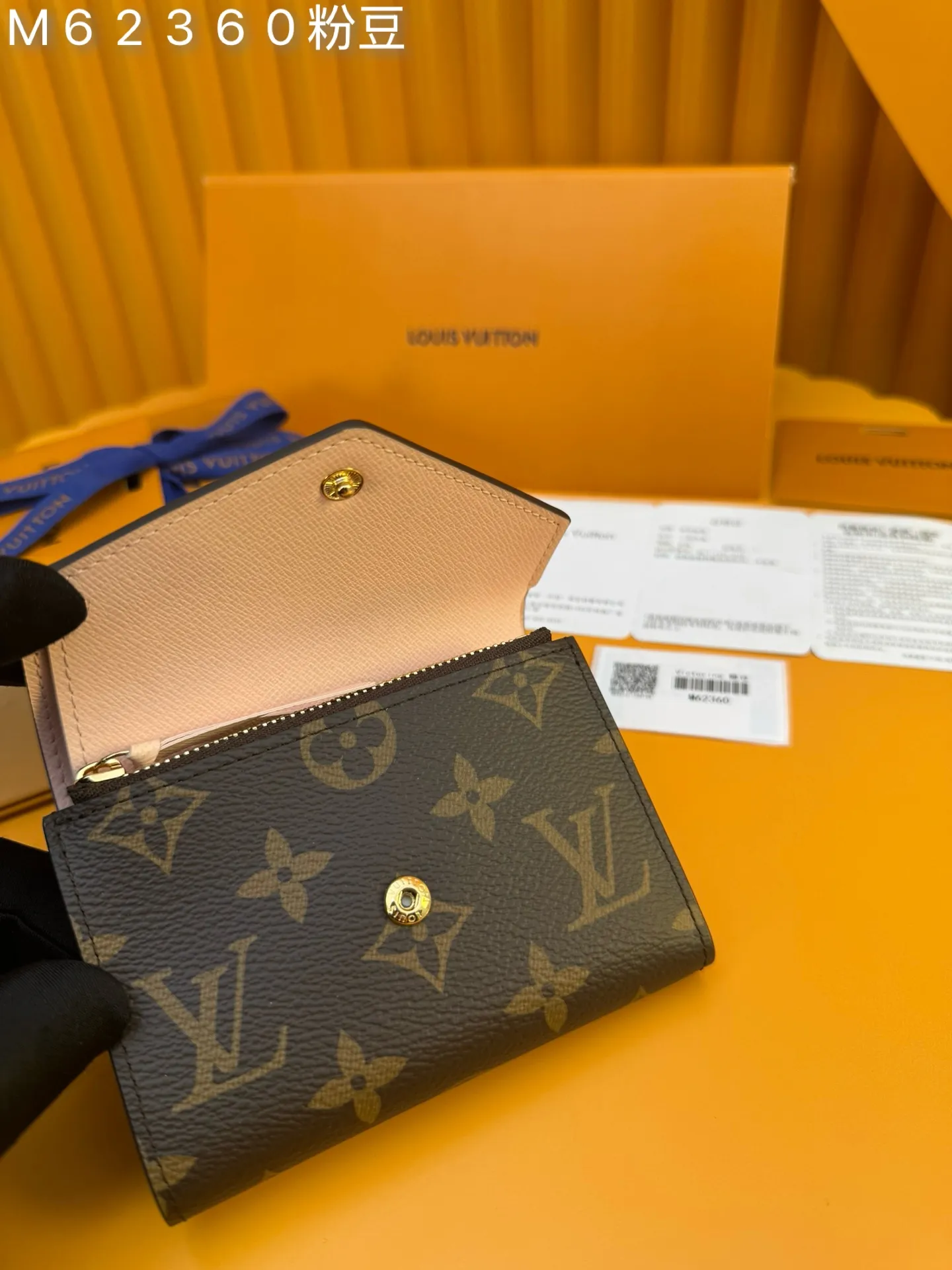 M62360 Pink Bean "Special Duty Free" ♻️ [Official special edition·First-class material·All-steel hardware·French chips·Full set of packaging] This Victorine wallet is made of Monogram canvas and includes functional elements in a soft and graceful style. It has a card compartment and pockets for storing banknotes and coins. 12x9.5x2.5cm 💰500