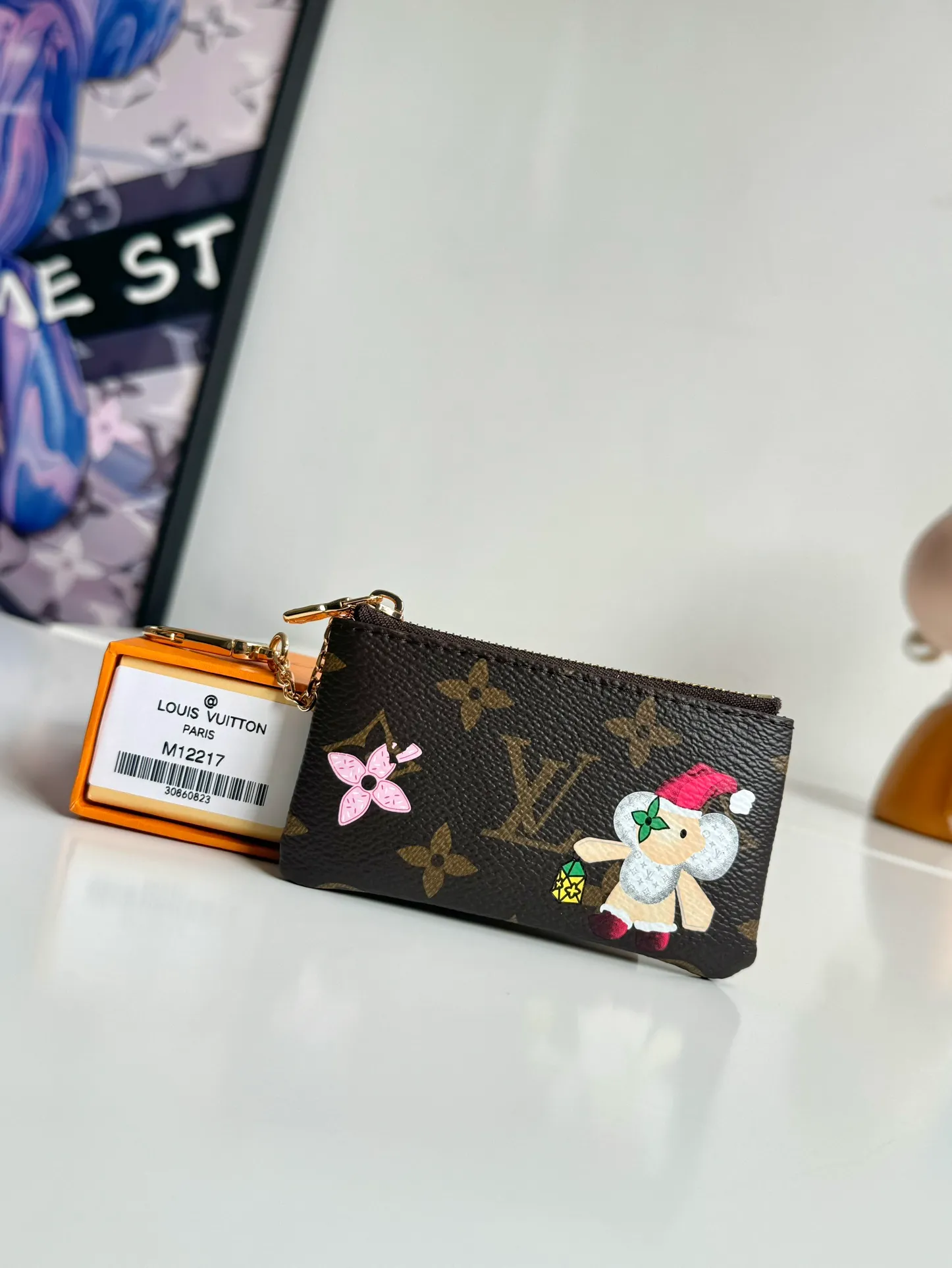 P320🇫🇷Exclusive real shot of overseas original single M12217! This key bag is made of Monogram canvas, depicting the brand's mascot Vivienne pushing a snowball in playful brushstrokes, with a glittering polar bear pattern reflected on the back. The keychain and Vivienne-shaped zipper add dazzling sparkle, making them ideal gifts for Vivienne collectors. Size: 12×7×1.5cm