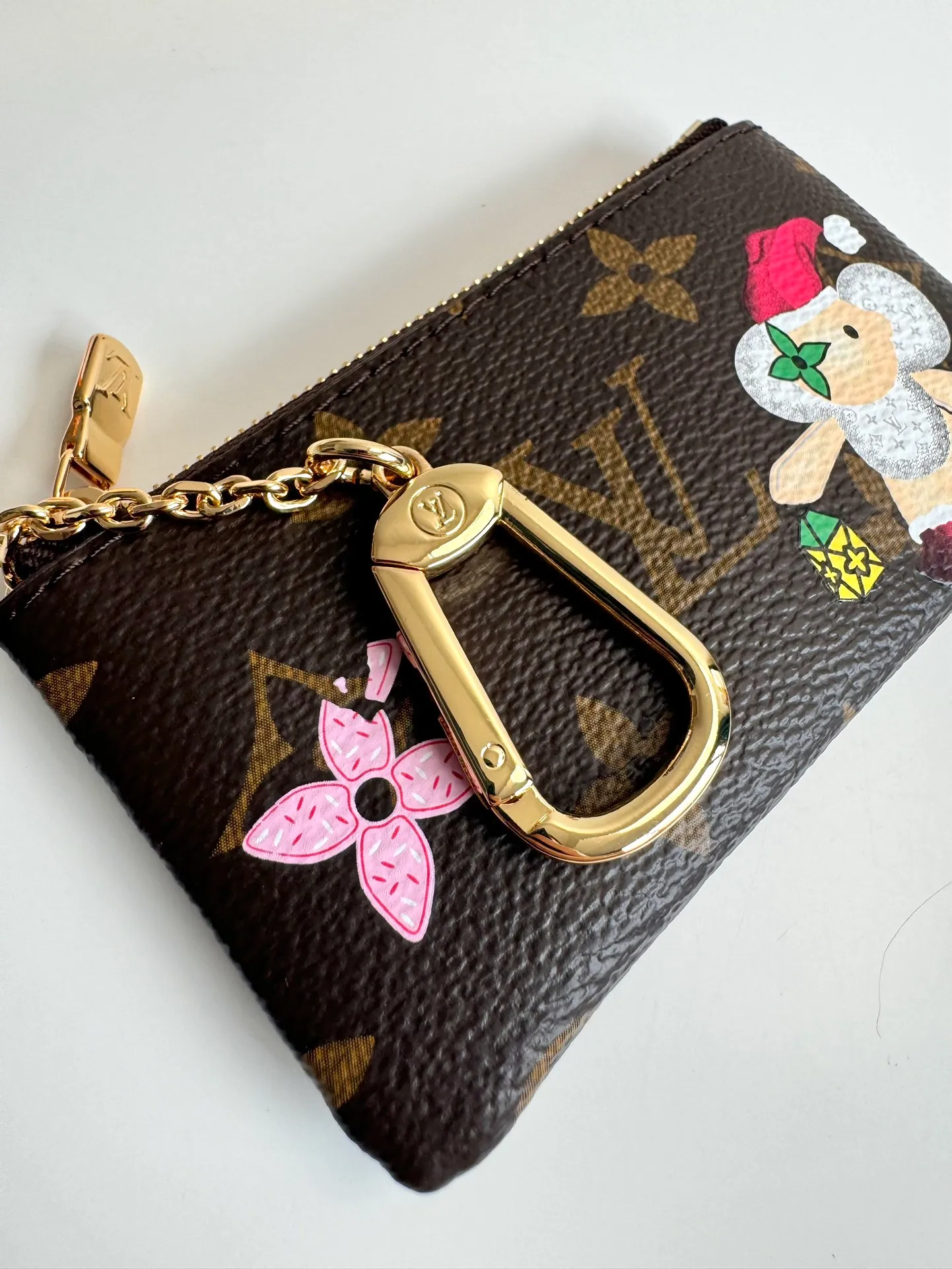 P320🇫🇷Exclusive real shot of overseas original single M12217! This key bag is made of Monogram canvas, depicting the brand's mascot Vivienne pushing a snowball in playful brushstrokes, with a glittering polar bear pattern reflected on the back. The keychain and Vivienne-shaped zipper add dazzling sparkle, making them ideal gifts for Vivienne collectors. Size: 12×7×1.5cm