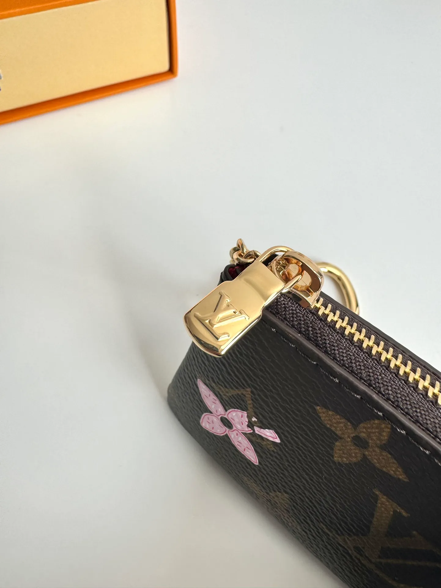 P320🇫🇷Exclusive real shot of overseas original single M12217! This key bag is made of Monogram canvas, depicting the brand's mascot Vivienne pushing a snowball in playful brushstrokes, with a glittering polar bear pattern reflected on the back. The keychain and Vivienne-shaped zipper add dazzling sparkle, making them ideal gifts for Vivienne collectors. Size: 12×7×1.5cm