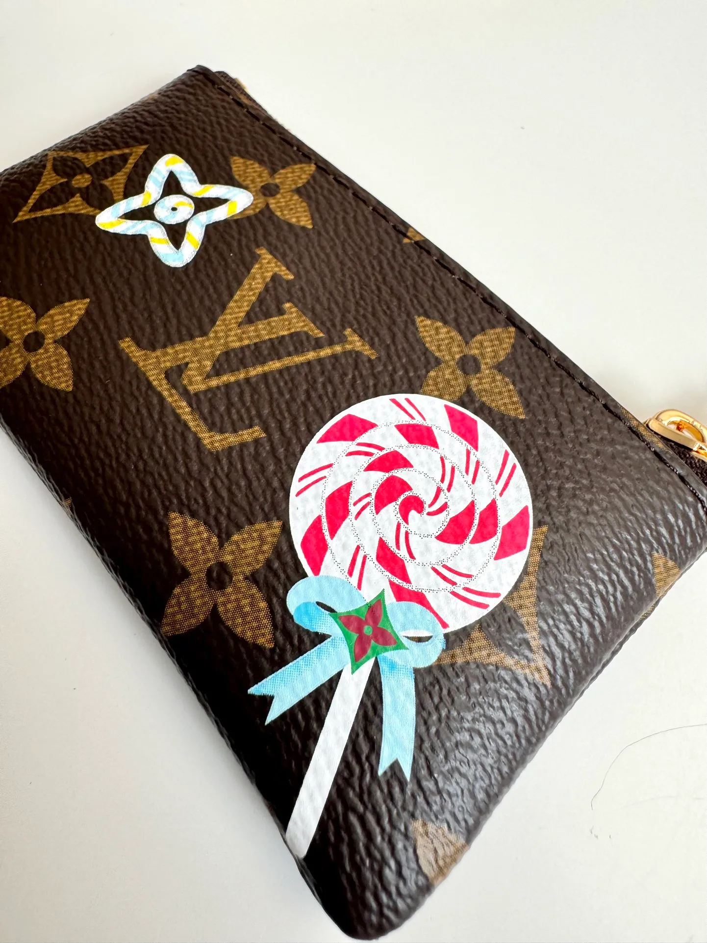 P320🇫🇷Exclusive real shot of overseas original single M12217! This key bag is made of Monogram canvas, depicting the brand's mascot Vivienne pushing a snowball in playful brushstrokes, with a glittering polar bear pattern reflected on the back. The keychain and Vivienne-shaped zipper add dazzling sparkle, making them ideal gifts for Vivienne collectors. Size: 12×7×1.5cm