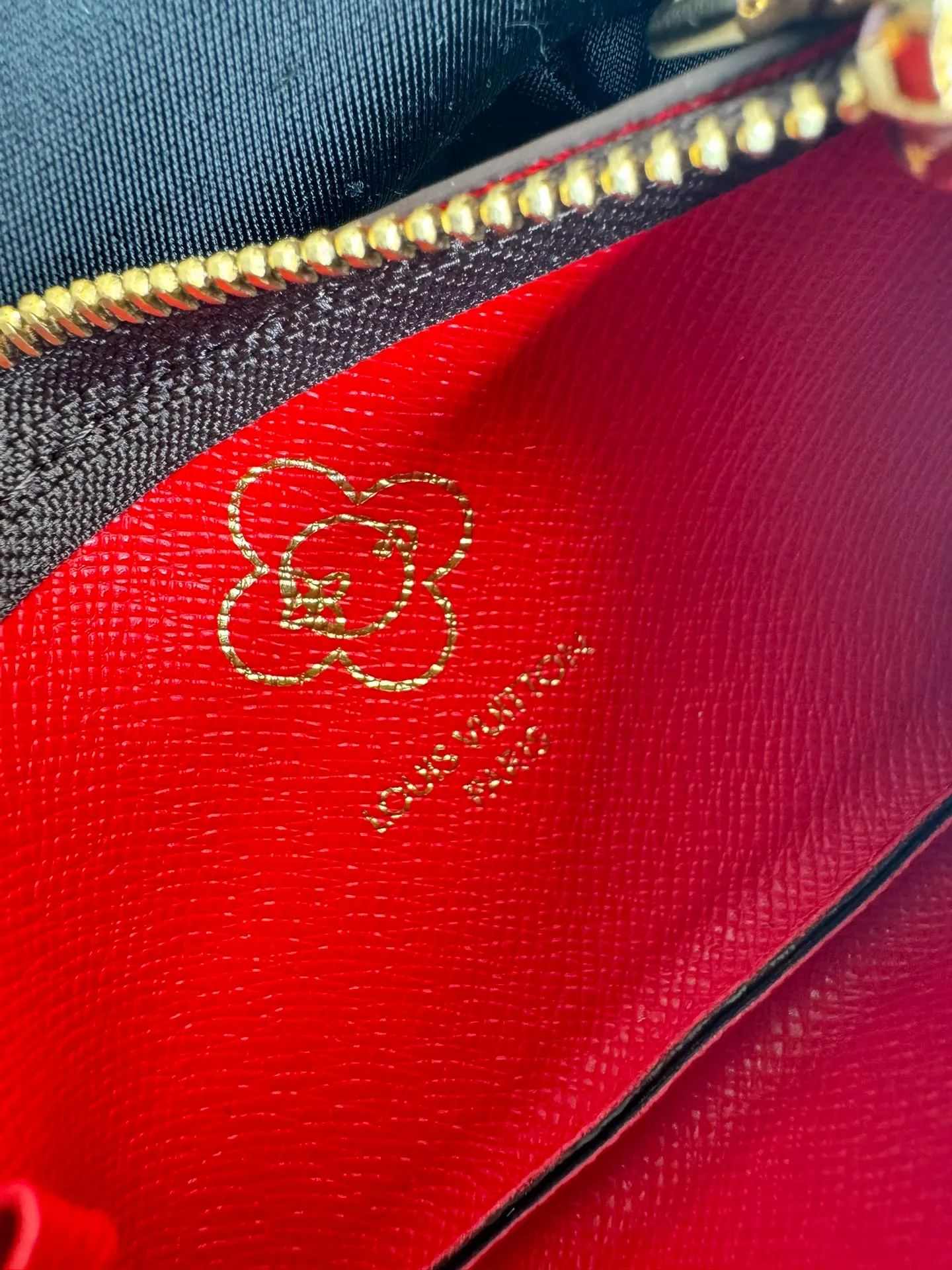 P320🇫🇷Exclusive real shot of overseas original single M12217! This key bag is made of Monogram canvas, depicting the brand's mascot Vivienne pushing a snowball in playful brushstrokes, with a glittering polar bear pattern reflected on the back. The keychain and Vivienne-shaped zipper add dazzling sparkle, making them ideal gifts for Vivienne collectors. Size: 12×7×1.5cm
