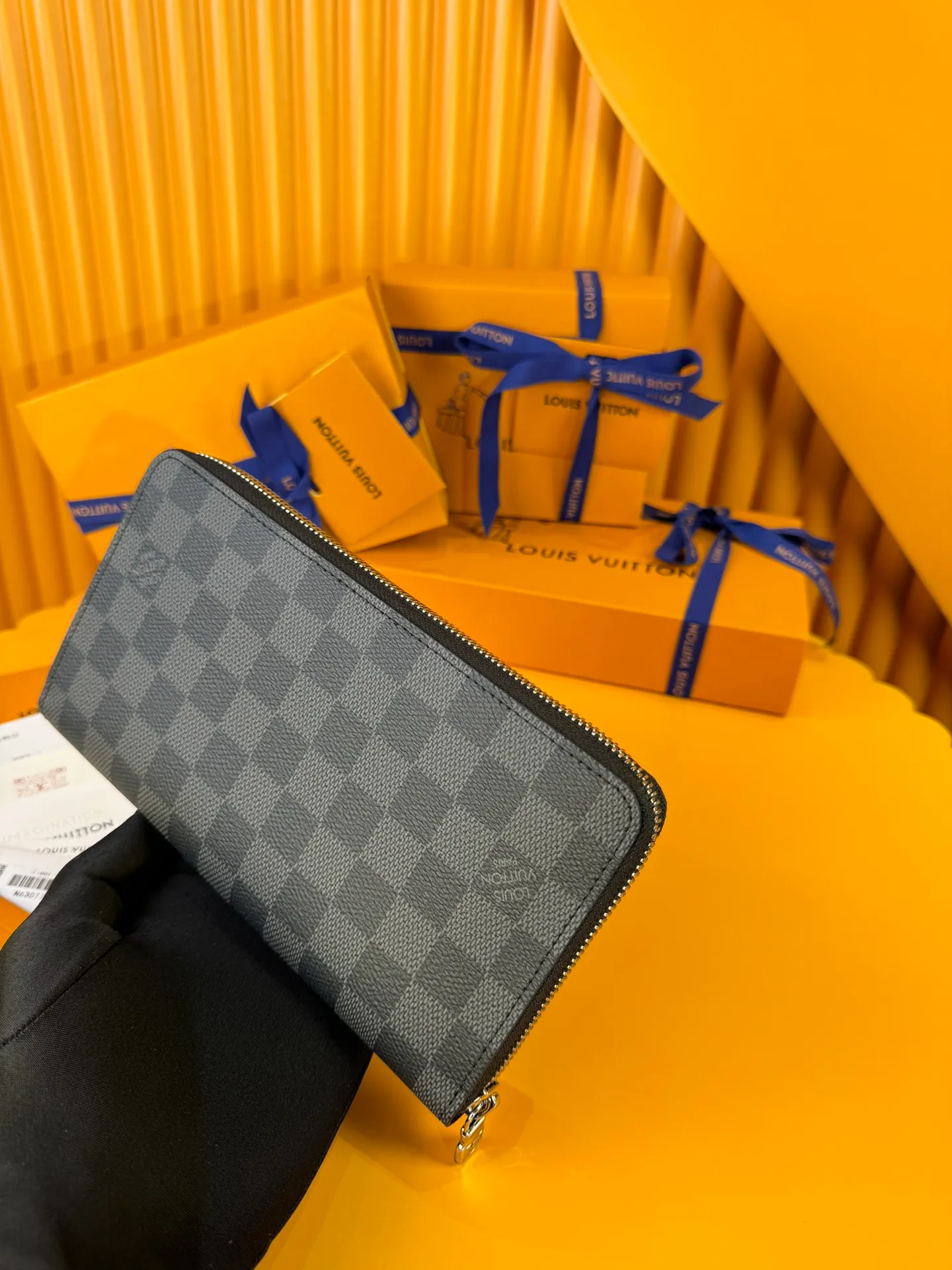 N63077 "Special Class Duty Free" ♻️[Official Special Edition·First Class Material·All Steel Hardware·French Chip·Full Packaging] This Zippy organizational wallet is made of Damier Ebene canvas and equipped with Ruht-color metal surface. Its well-designed interior includes 16 card slots, a zippered pocket to store coins, and a flat pocket to store banknotes. Two large fan compartments accommodate banknotes, documents and passports. 21x 11.5 x 2cm 💰820