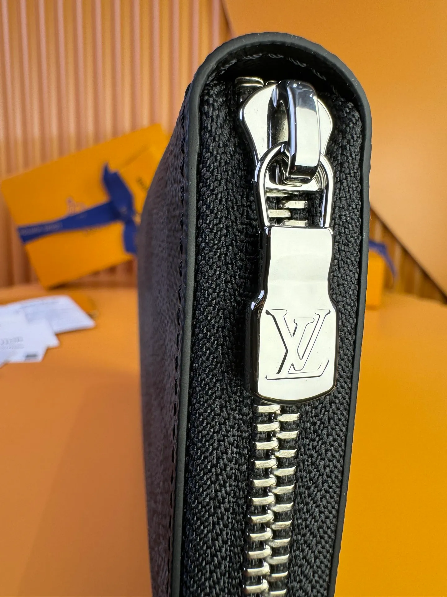 N63077 "Special Class Duty Free" ♻️[Official Special Edition·First Class Material·All Steel Hardware·French Chip·Full Packaging] This Zippy organizational wallet is made of Damier Ebene canvas and equipped with Ruht-color metal surface. Its well-designed interior includes 16 card slots, a zippered pocket to store coins, and a flat pocket to store banknotes. Two large fan compartments accommodate banknotes, documents and passports. 21x 11.5 x 2cm 💰820