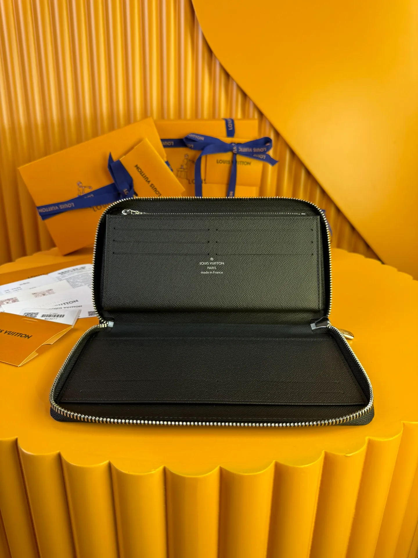 N63077 "Special Class Duty Free" ♻️[Official Special Edition·First Class Material·All Steel Hardware·French Chip·Full Packaging] This Zippy organizational wallet is made of Damier Ebene canvas and equipped with Ruht-color metal surface. Its well-designed interior includes 16 card slots, a zippered pocket to store coins, and a flat pocket to store banknotes. Two large fan compartments accommodate banknotes, documents and passports. 21x 11.5 x 2cm 💰820