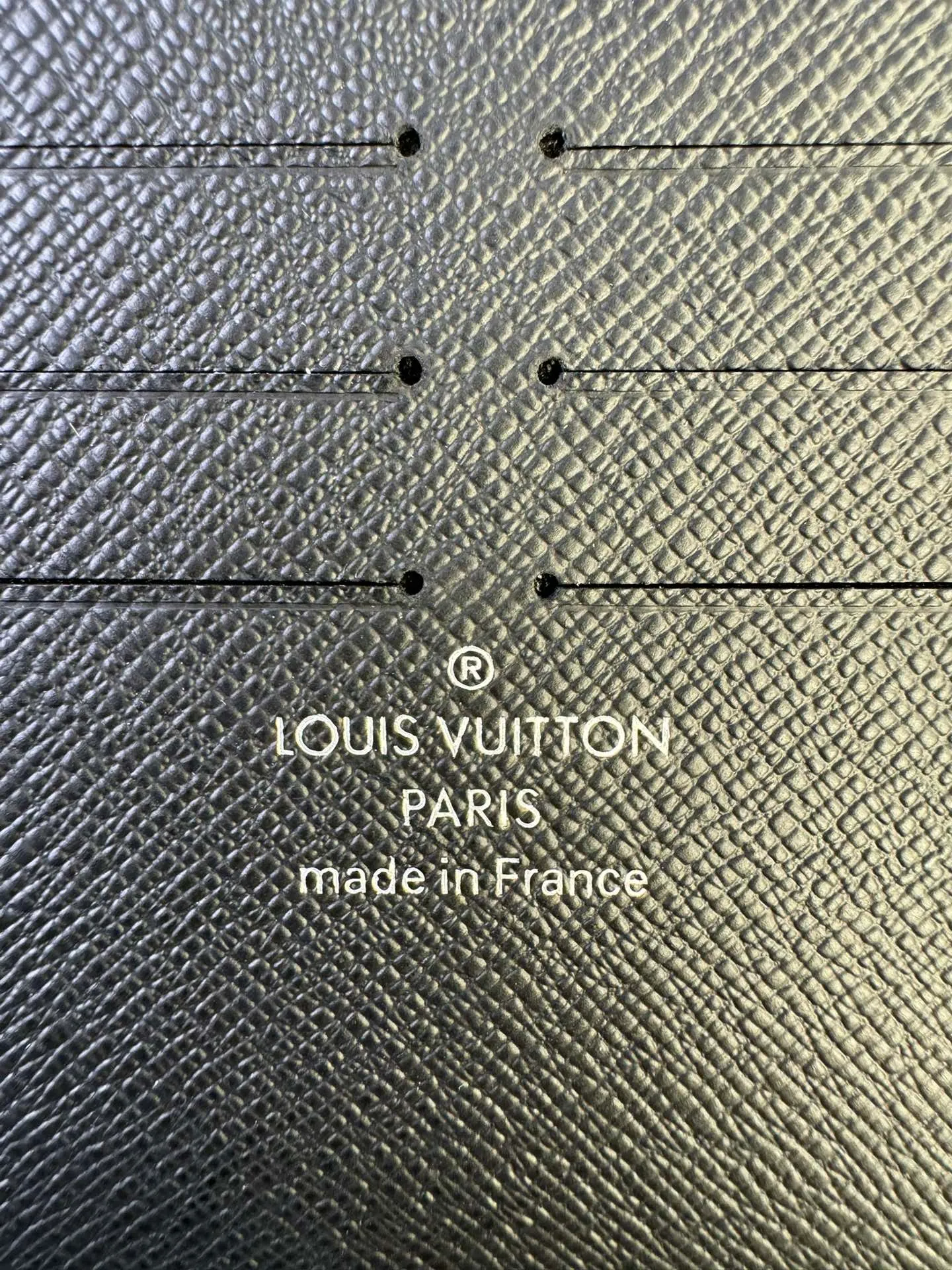 N63077 "Special Class Duty Free" ♻️[Official Special Edition·First Class Material·All Steel Hardware·French Chip·Full Packaging] This Zippy organizational wallet is made of Damier Ebene canvas and equipped with Ruht-color metal surface. Its well-designed interior includes 16 card slots, a zippered pocket to store coins, and a flat pocket to store banknotes. Two large fan compartments accommodate banknotes, documents and passports. 21x 11.5 x 2cm 💰820