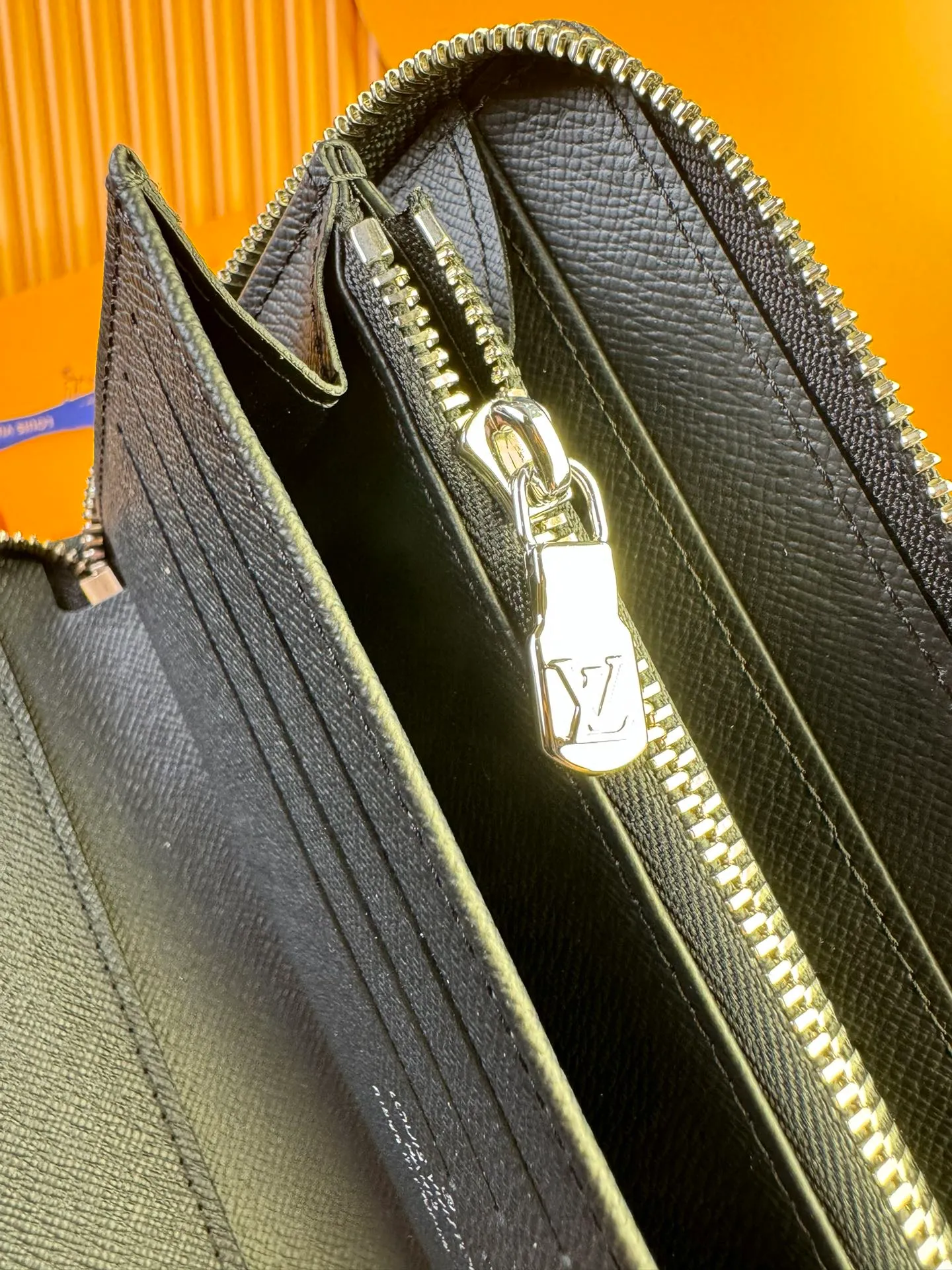 N63077 "Special Class Duty Free" ♻️[Official Special Edition·First Class Material·All Steel Hardware·French Chip·Full Packaging] This Zippy organizational wallet is made of Damier Ebene canvas and equipped with Ruht-color metal surface. Its well-designed interior includes 16 card slots, a zippered pocket to store coins, and a flat pocket to store banknotes. Two large fan compartments accommodate banknotes, documents and passports. 21x 11.5 x 2cm 💰820