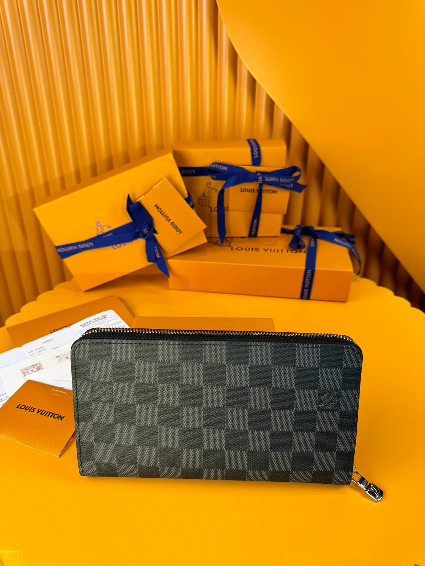 N63077 "Special Class Duty Free" ♻️[Official Special Edition·First Class Material·All Steel Hardware·French Chip·Full Packaging] This Zippy organizational wallet is made of Damier Ebene canvas and equipped with Ruht-color metal surface. Its well-designed interior includes 16 card slots, a zippered pocket to store coins, and a flat pocket to store banknotes. Two large fan compartments accommodate banknotes, documents and passports. 21x 11.5 x 2cm 💰820