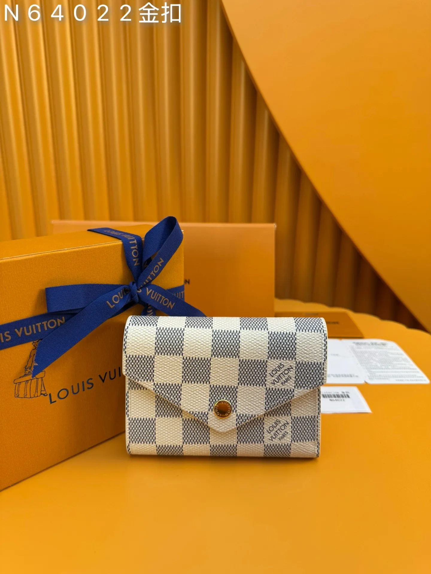 N64022 Gold Buckle "Special Duty Free" ♻️ [Official special edition·First-class material·All-steel hardware·French chips·Full set of packaging] This Victorine wallet is made of Damier Azur canvas and includes functional elements in a soft style. It has a card compartment and a pocket for storing banknotes and coins. 12x9.5x2.5cm💰500