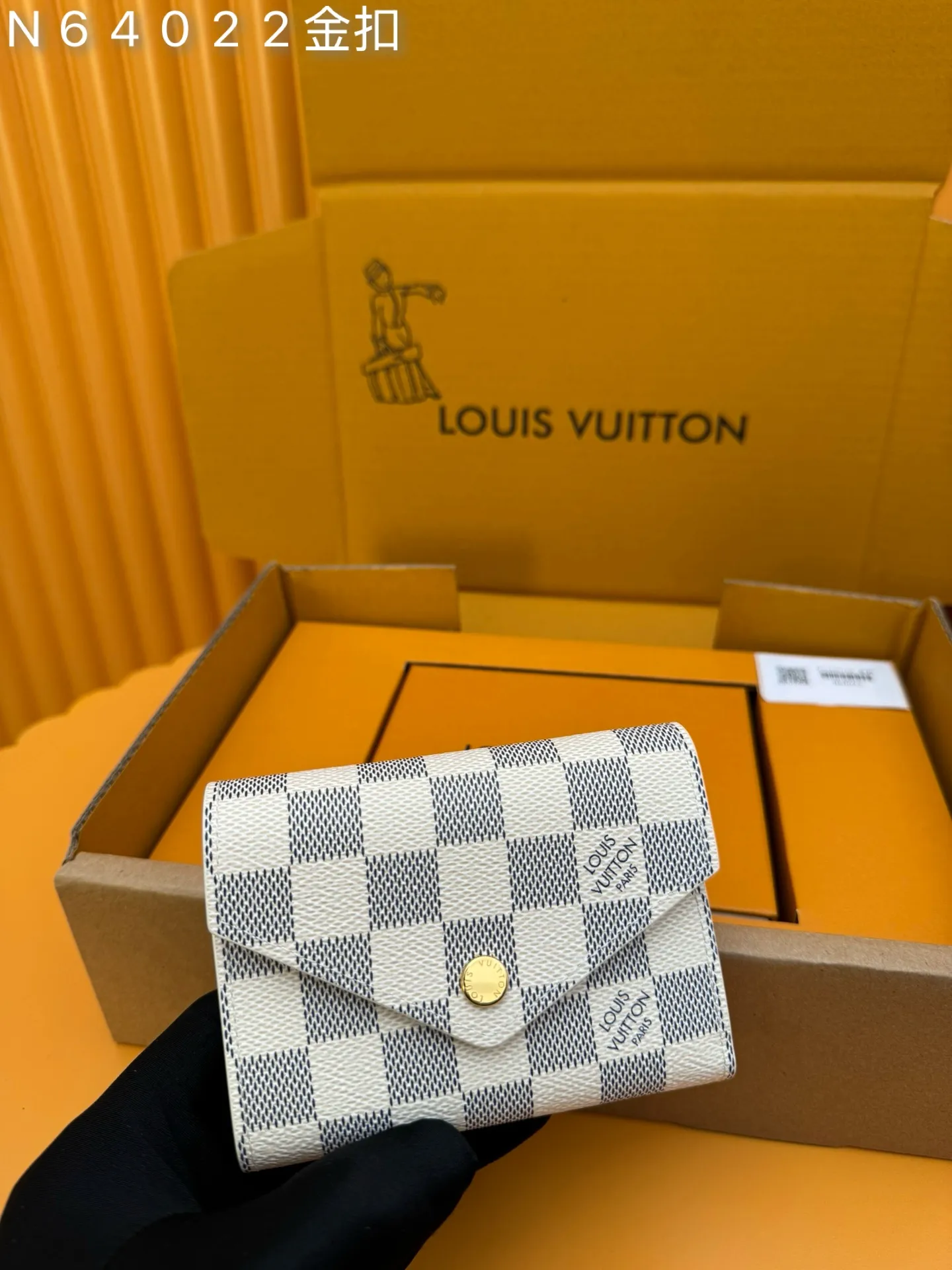 N64022 Gold Buckle "Special Duty Free" ♻️ [Official special edition·First-class material·All-steel hardware·French chips·Full set of packaging] This Victorine wallet is made of Damier Azur canvas and includes functional elements in a soft style. It has a card compartment and a pocket for storing banknotes and coins. 12x9.5x2.5cm💰500