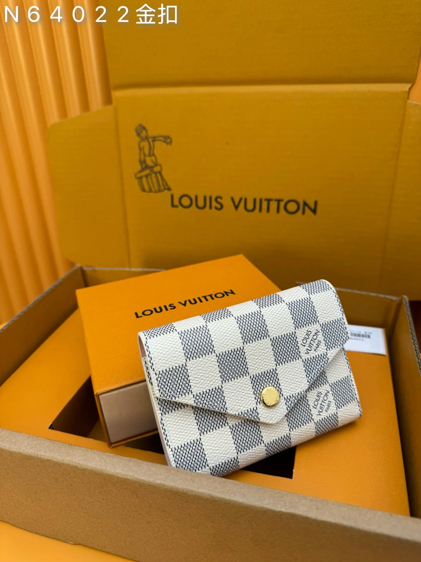 N64022 Gold Buckle "Special Duty Free" ♻️ [Official special edition·First-class material·All-steel hardware·French chips·Full set of packaging] This Victorine wallet is made of Damier Azur canvas and includes functional elements in a soft style. It has a card compartment and a pocket for storing banknotes and coins. 12x9.5x2.5cm💰500