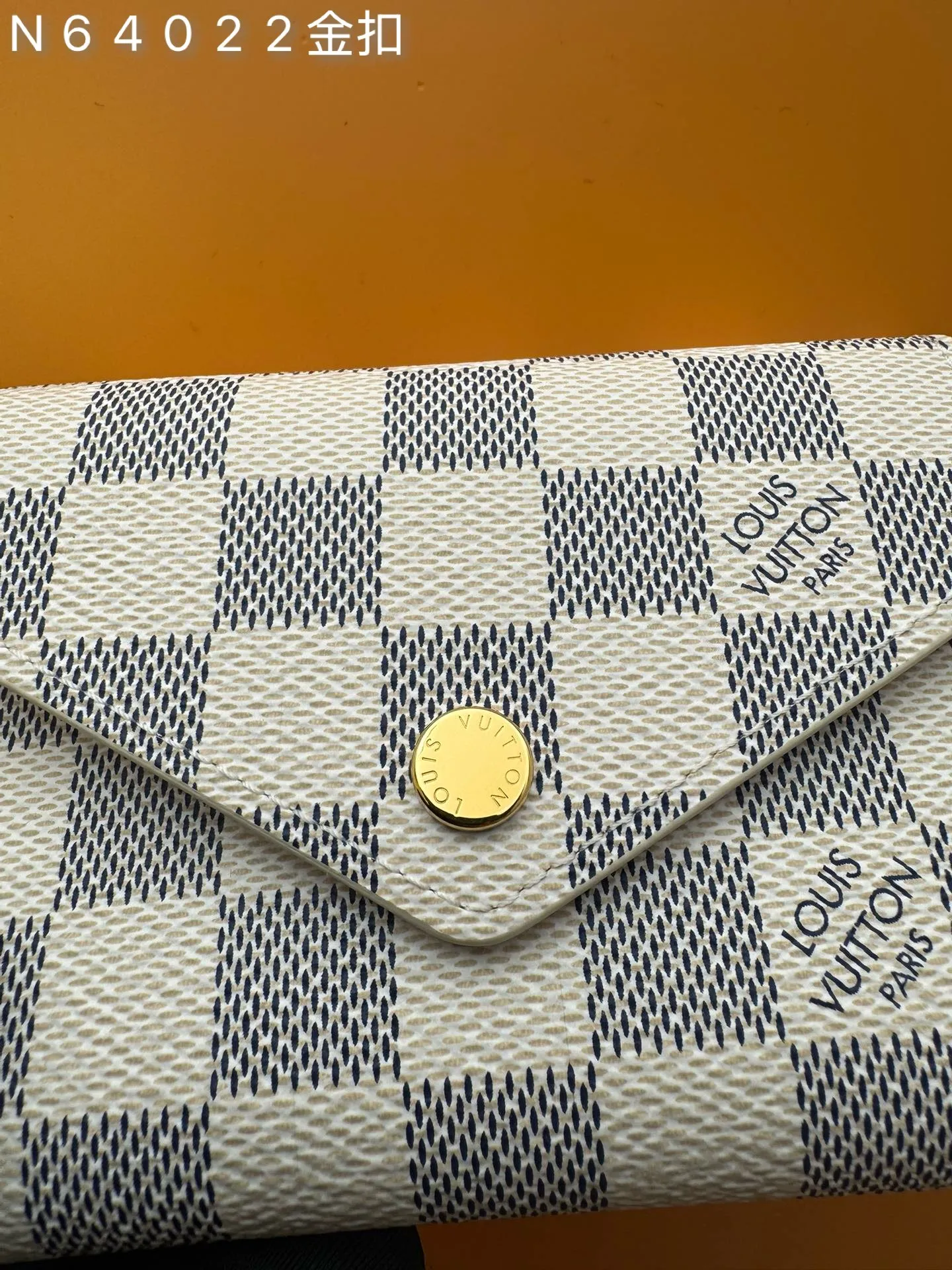N64022 Gold Buckle "Special Duty Free" ♻️ [Official special edition·First-class material·All-steel hardware·French chips·Full set of packaging] This Victorine wallet is made of Damier Azur canvas and includes functional elements in a soft style. It has a card compartment and a pocket for storing banknotes and coins. 12x9.5x2.5cm💰500