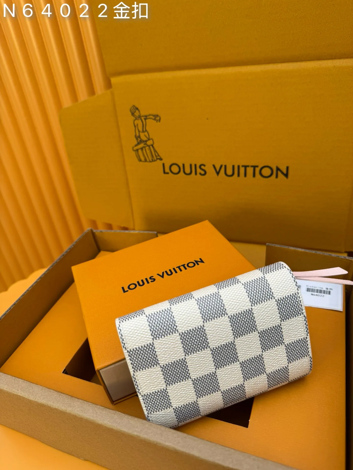 N64022 Gold Buckle "Special Duty Free" ♻️ [Official special edition·First-class material·All-steel hardware·French chips·Full set of packaging] This Victorine wallet is made of Damier Azur canvas and includes functional elements in a soft style. It has a card compartment and a pocket for storing banknotes and coins. 12x9.5x2.5cm💰500
